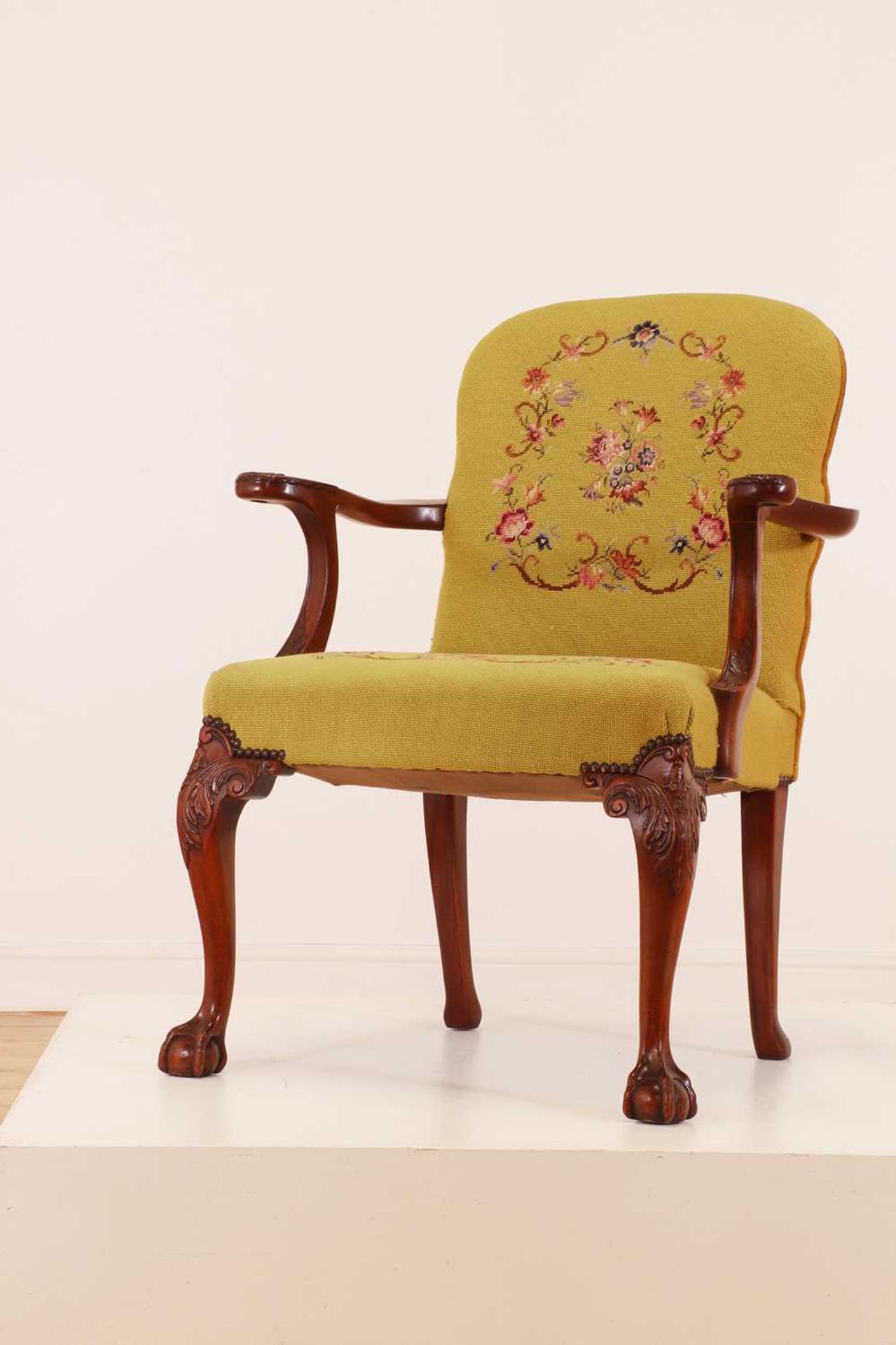A George II-style walnut elbow chair, - Bild 4 aus 11
