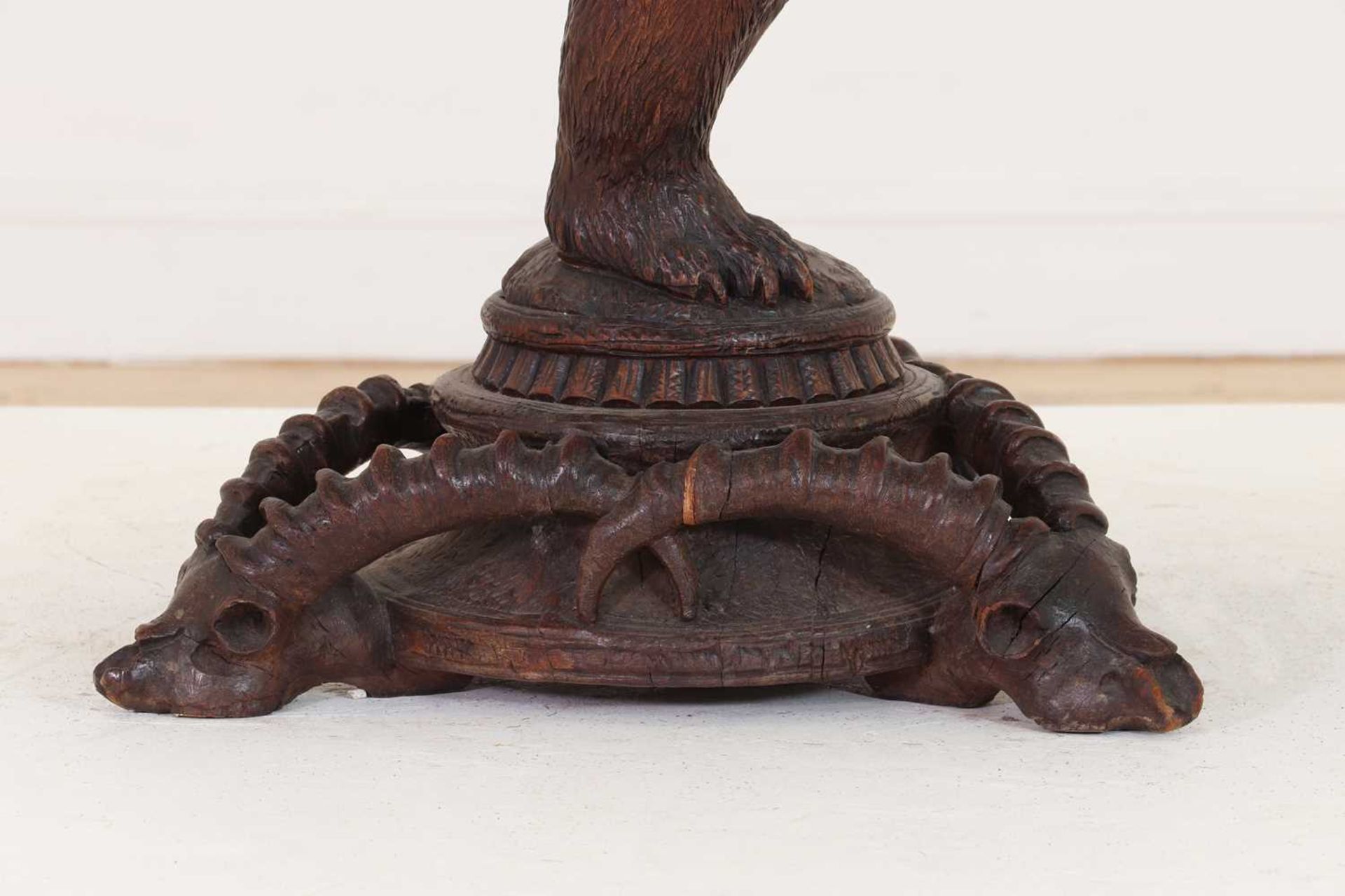 A Black Forest carved wood occasional table, - Bild 5 aus 10