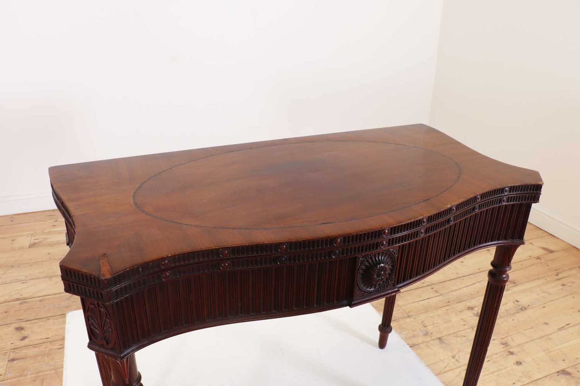 A George III mahogany card table in the manner of Ince and Mayhew, - Bild 7 aus 10