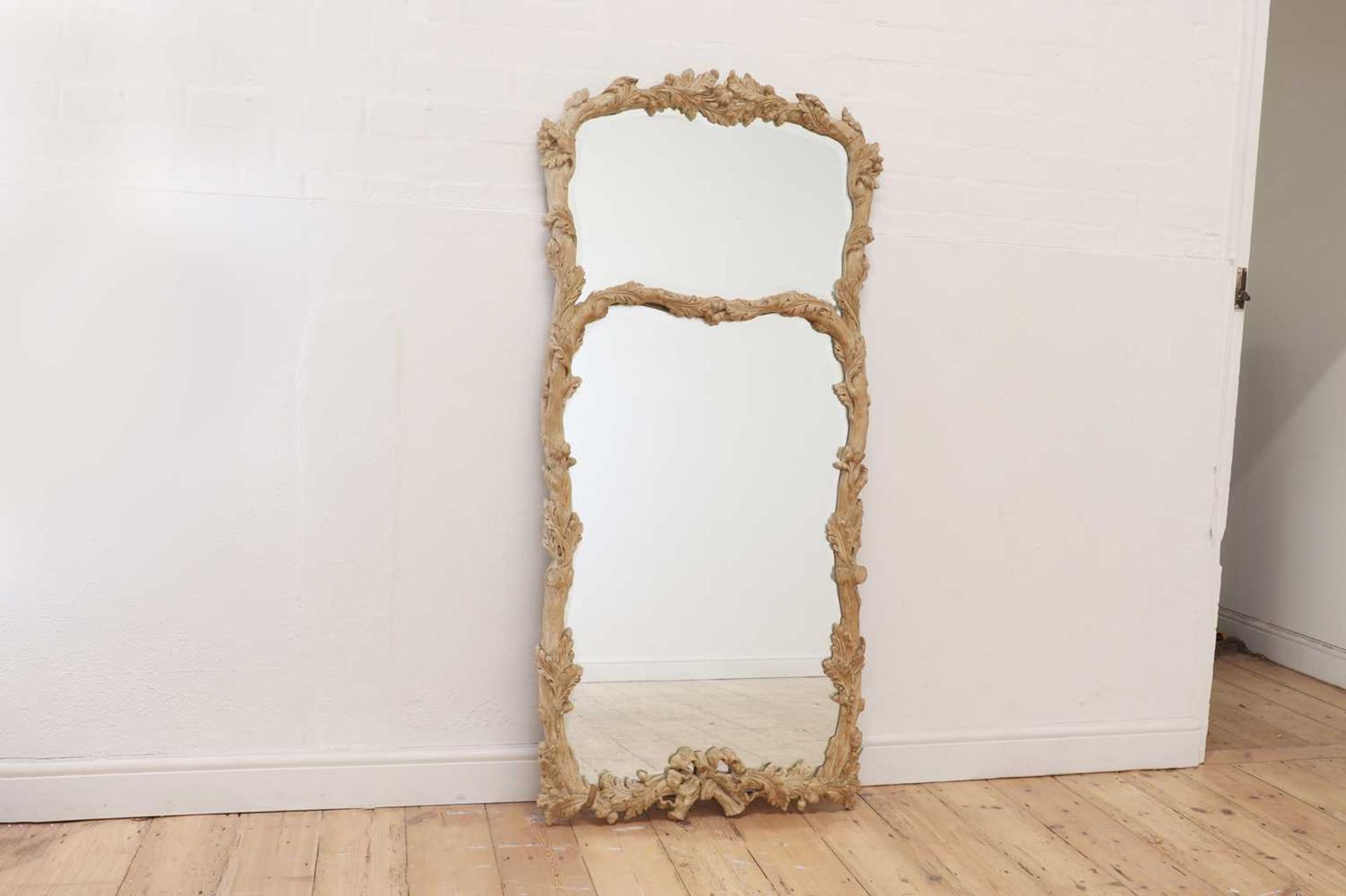 A carved wooden mirror in the Black Forest style, - Image 2 of 7