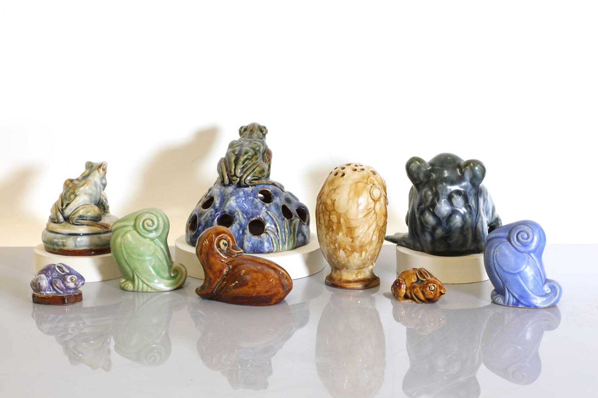 A collection of eight Doulton Lambeth and Royal Doulton stoneware animals, - Bild 2 aus 3