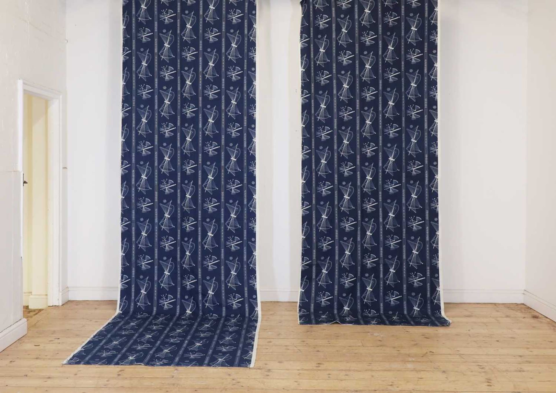 A pair of printed 'Ducatoon' curtains, - Bild 3 aus 5