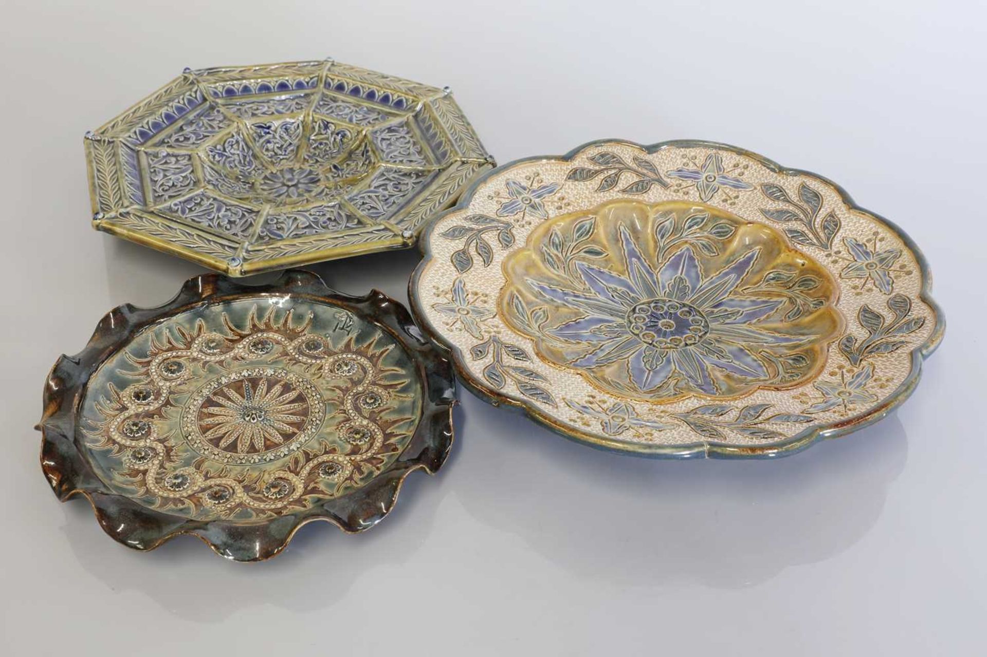 Three Doulton Lambeth stoneware plates, - Bild 2 aus 3