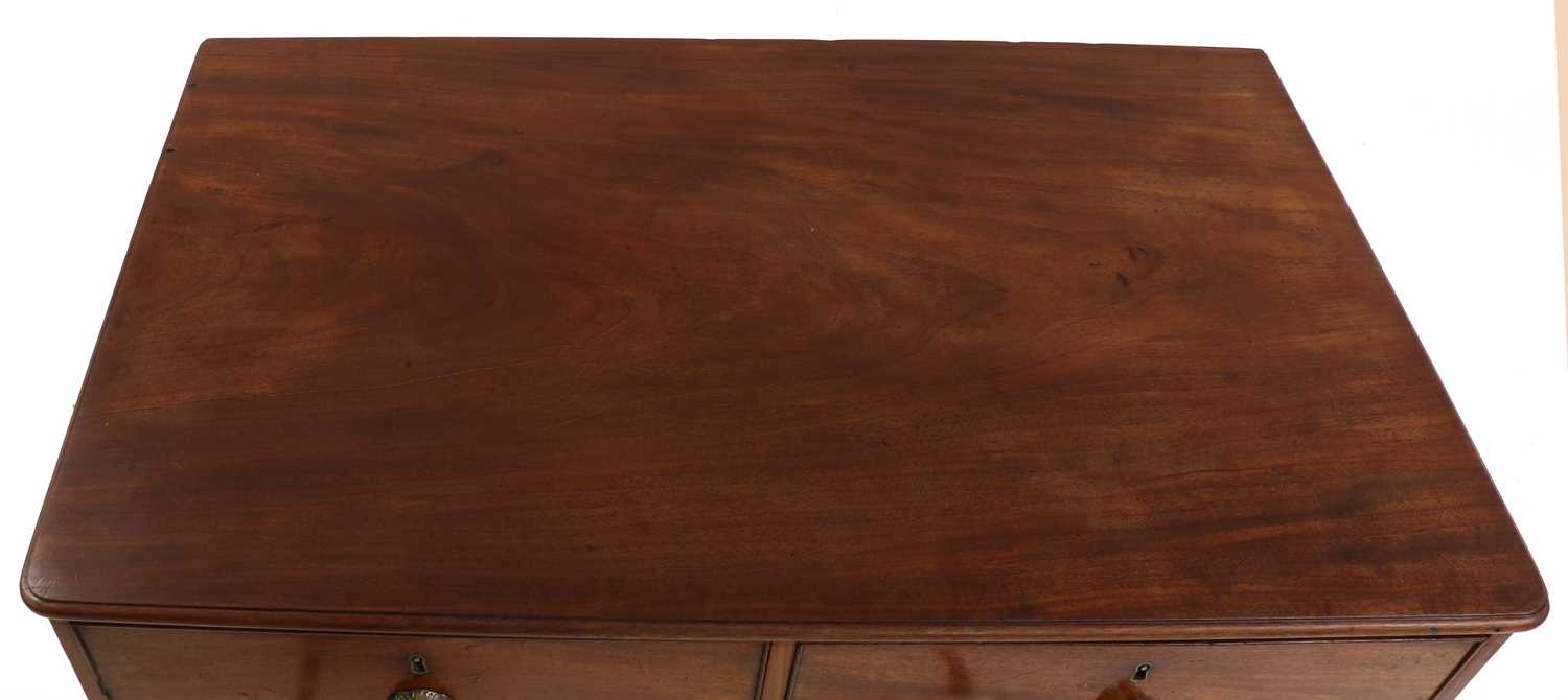 A mahogany chest of drawers - Image 3 of 4