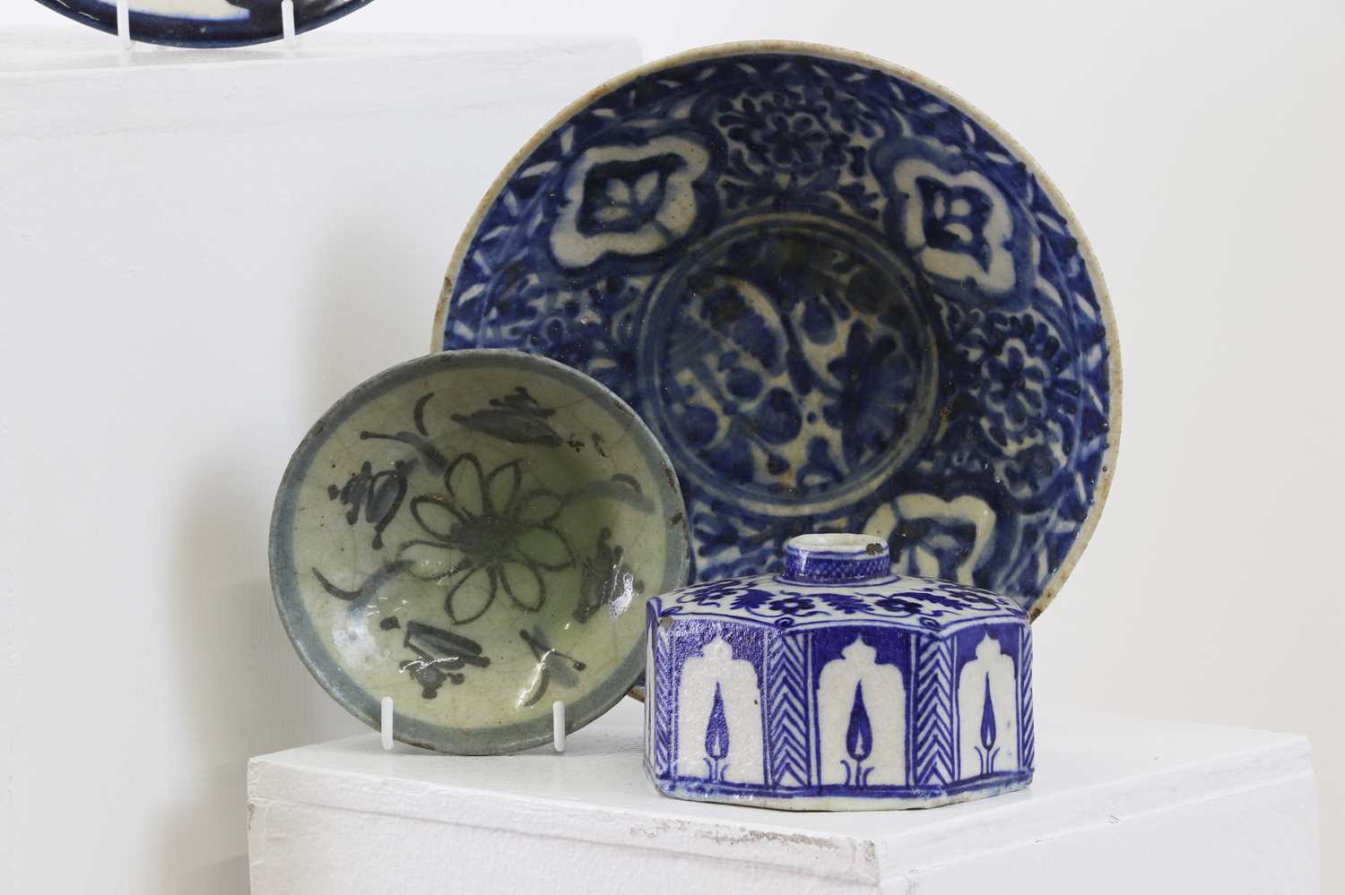 A collection of glazed pottery, - Image 2 of 9