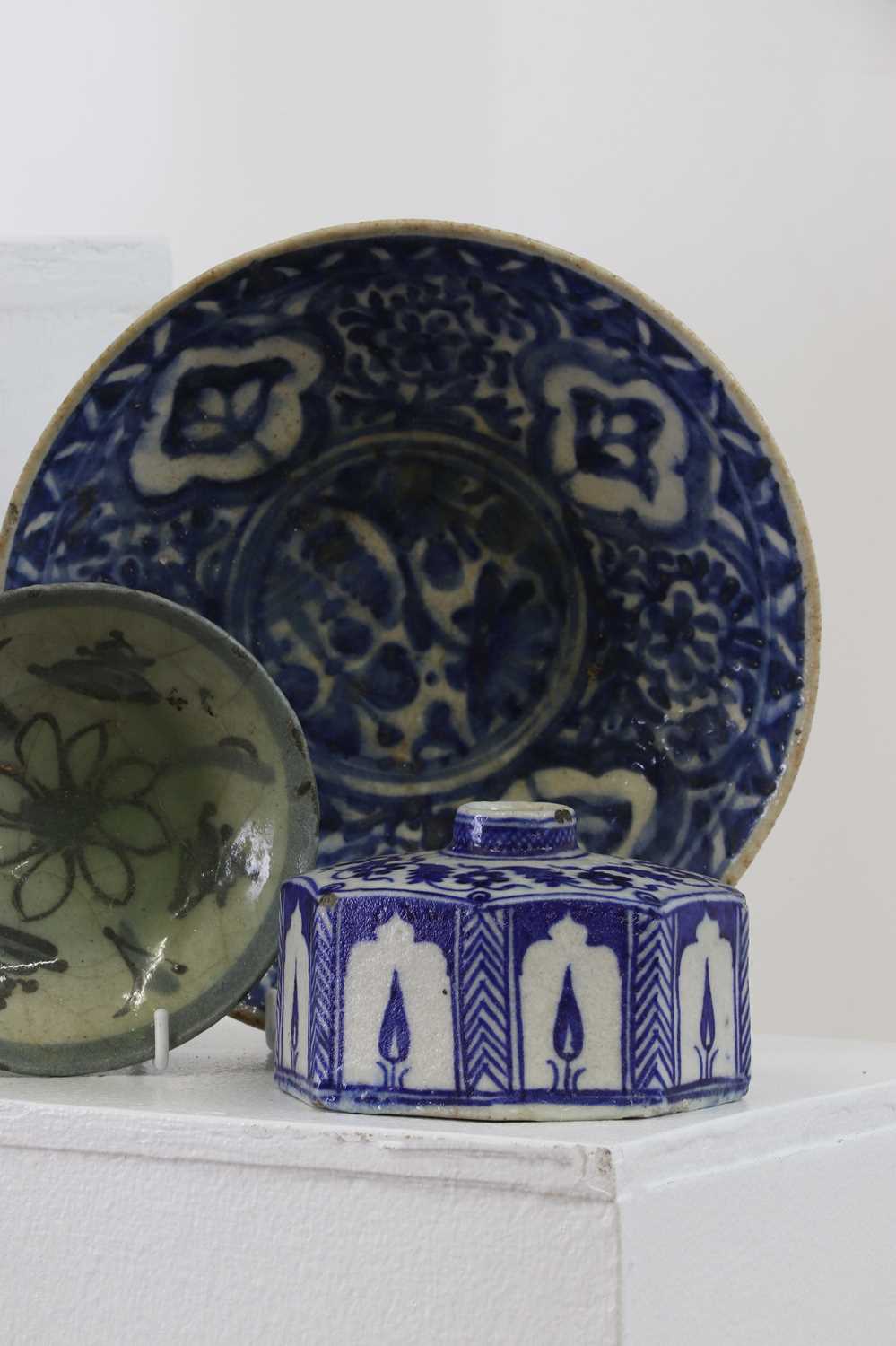 A collection of glazed pottery, - Image 5 of 9