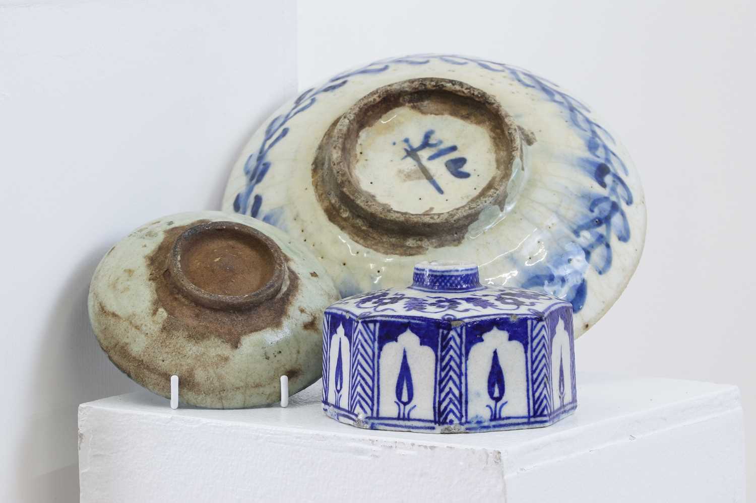 A collection of glazed pottery, - Image 8 of 9