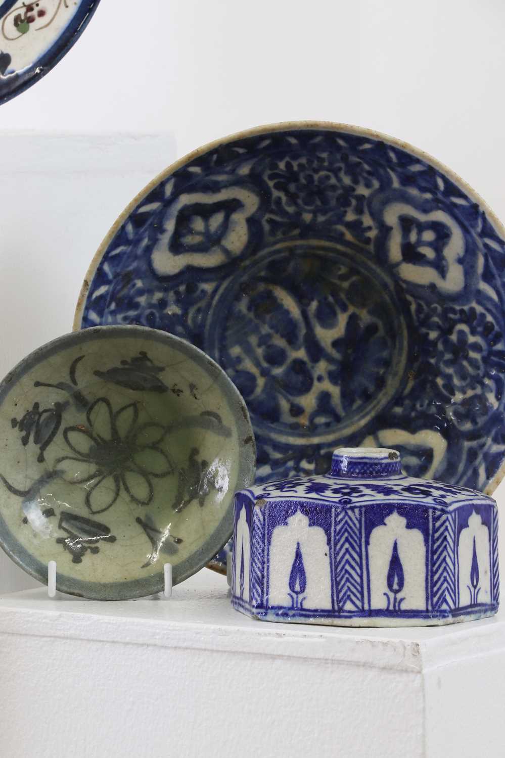 A collection of glazed pottery, - Image 6 of 9