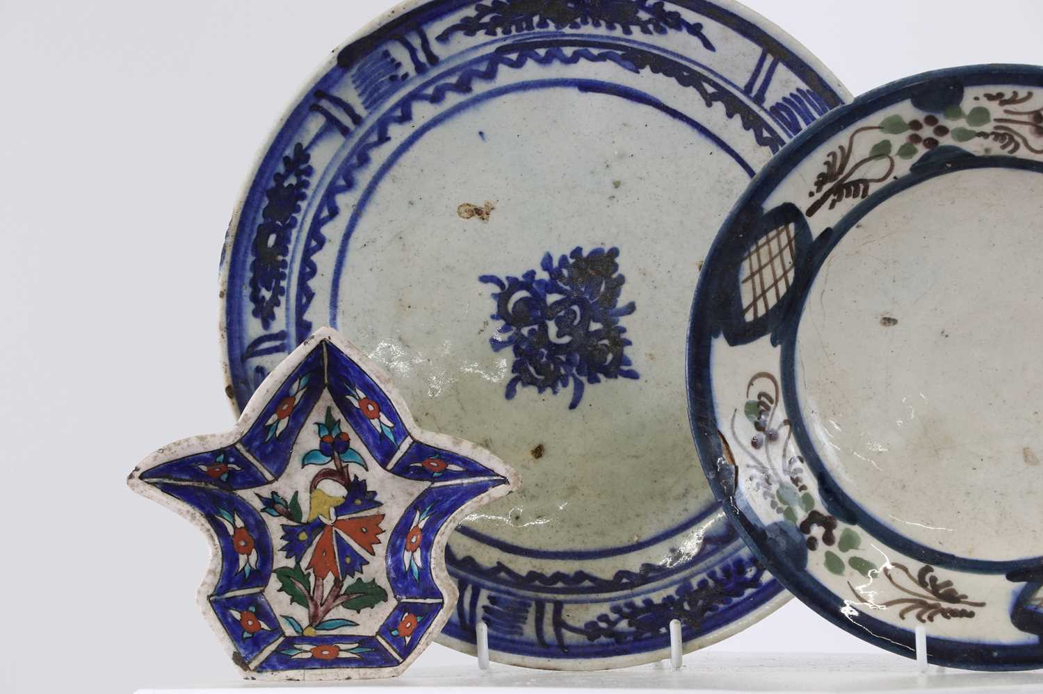 A collection of glazed pottery, - Image 4 of 9