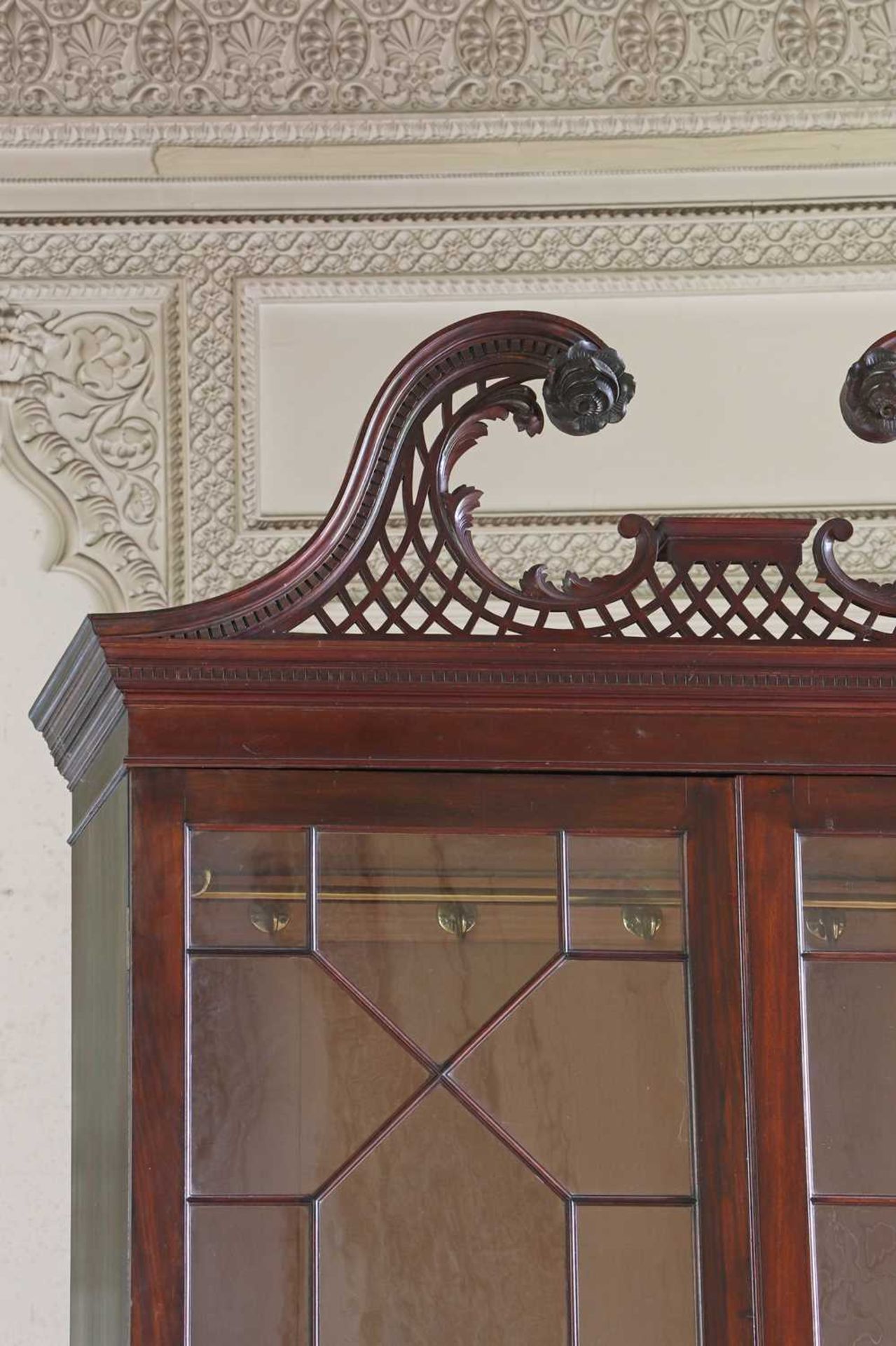 ☘ A George III-style mahogany china cabinet, - Bild 2 aus 3