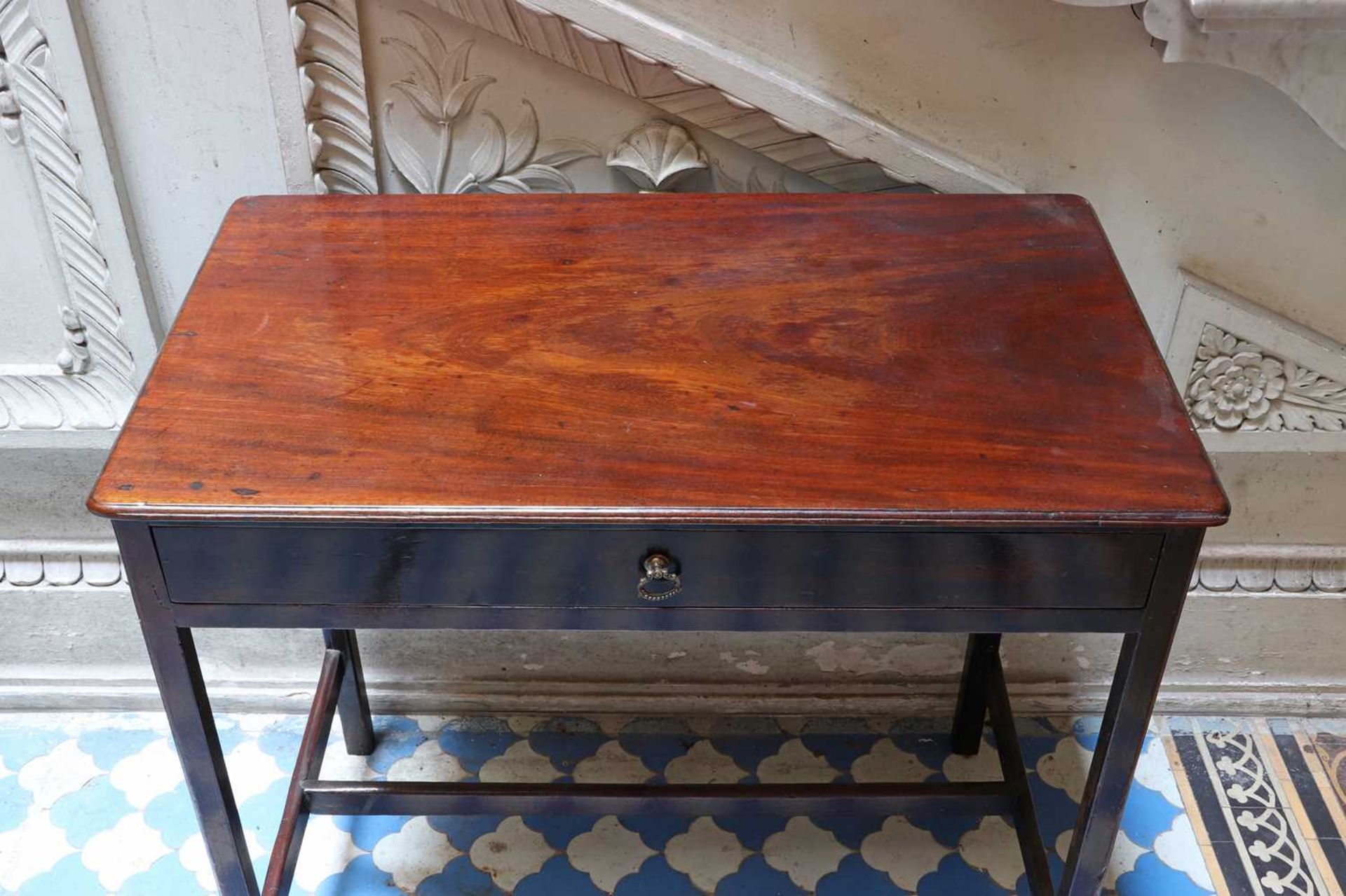 ☘ A George III mahogany side table, - Bild 2 aus 4