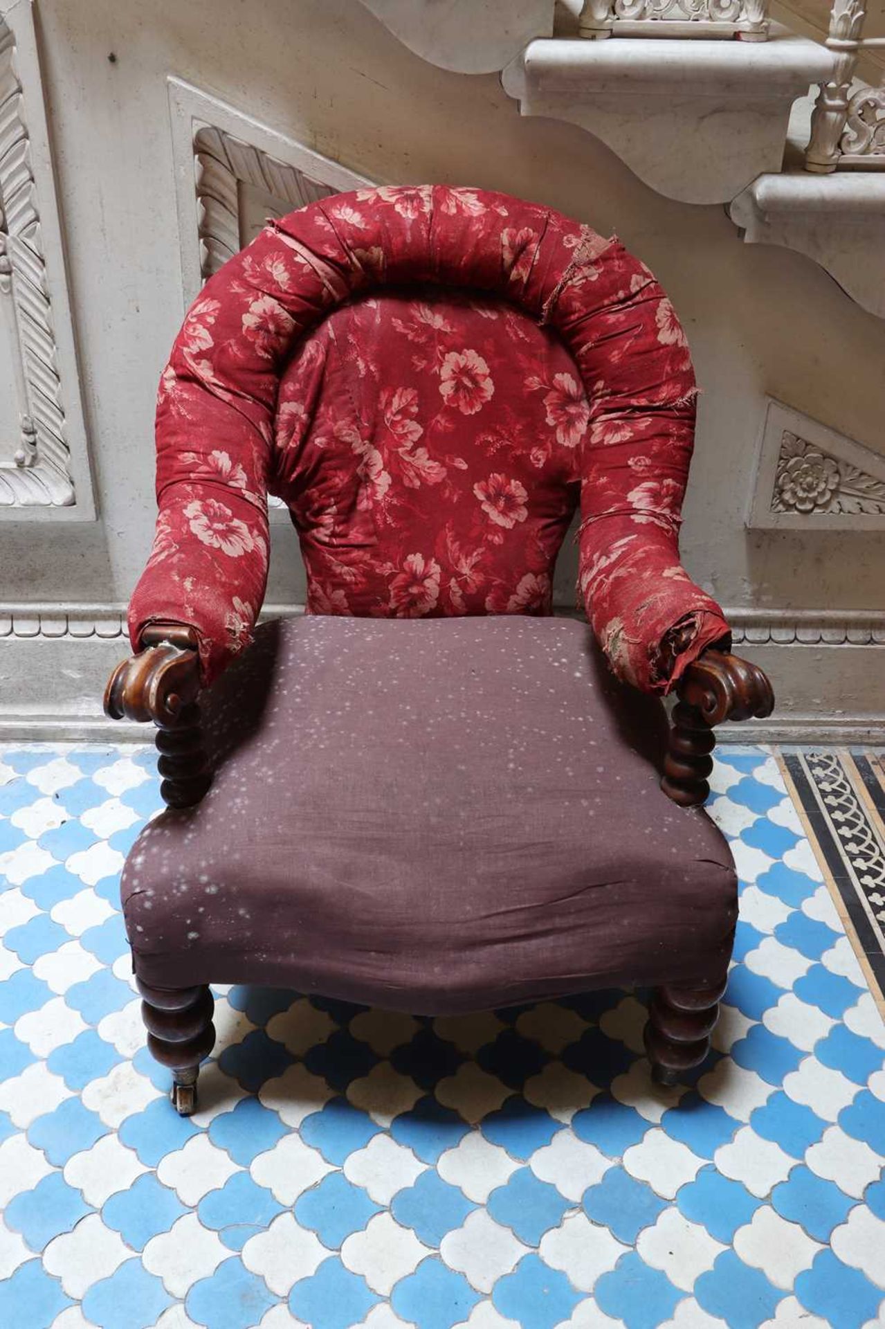 A Victorian walnut-framed horseshoe-back library chair, - Bild 4 aus 6