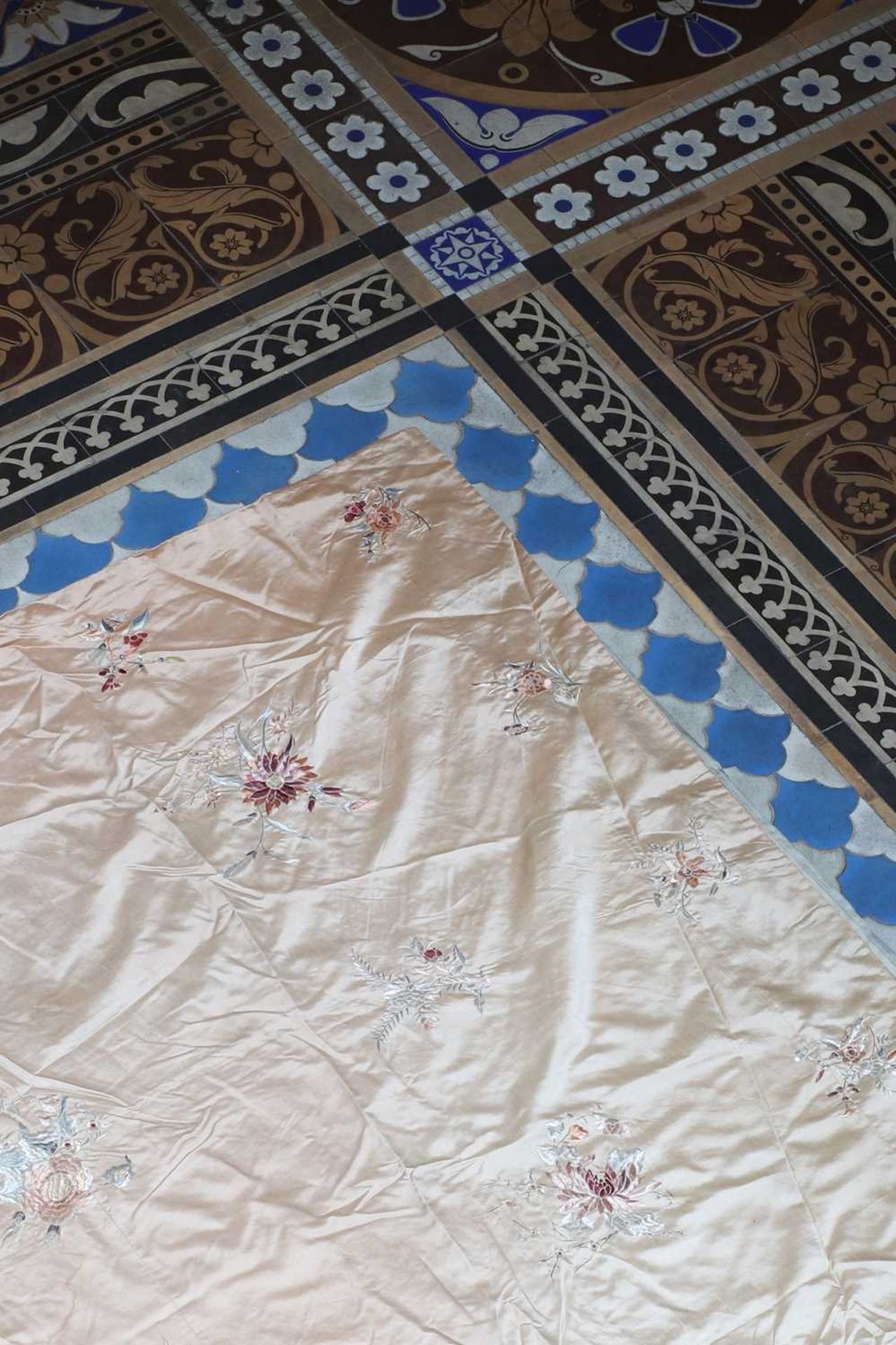 ☘ A large silk embroidered panel, - Bild 3 aus 5