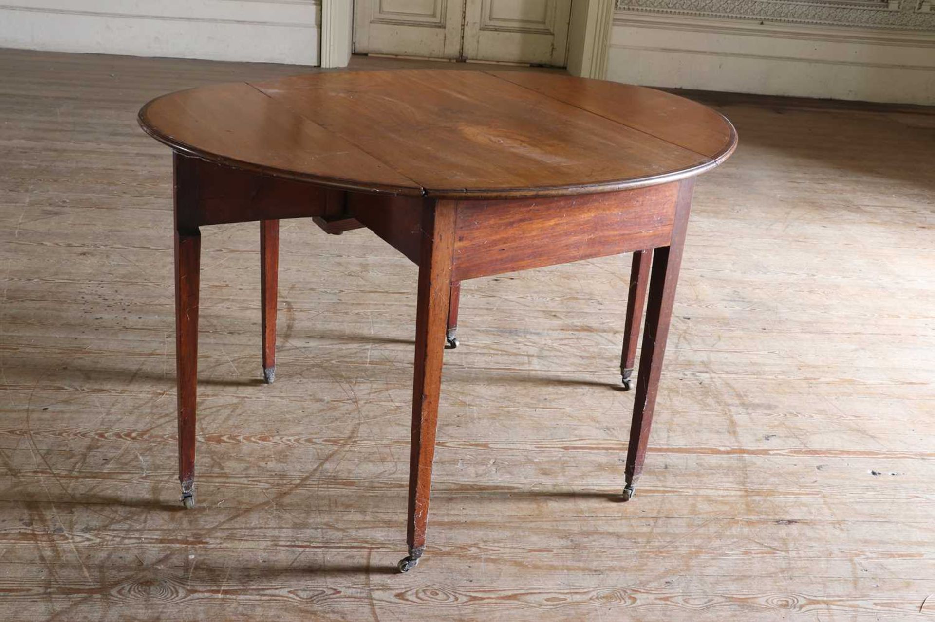 ☘ A George III mahogany Pembroke table, - Bild 3 aus 5