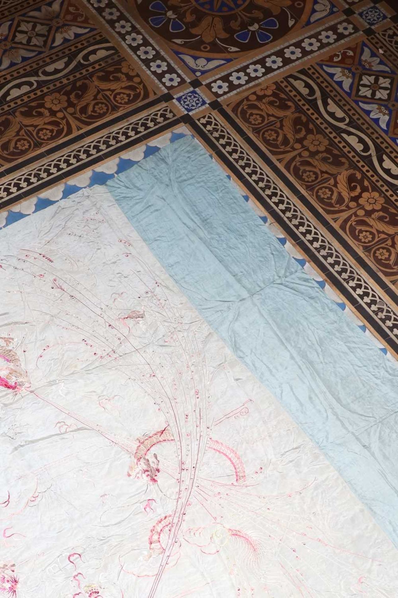 ☘ A large silk embroidered panel, - Bild 2 aus 5