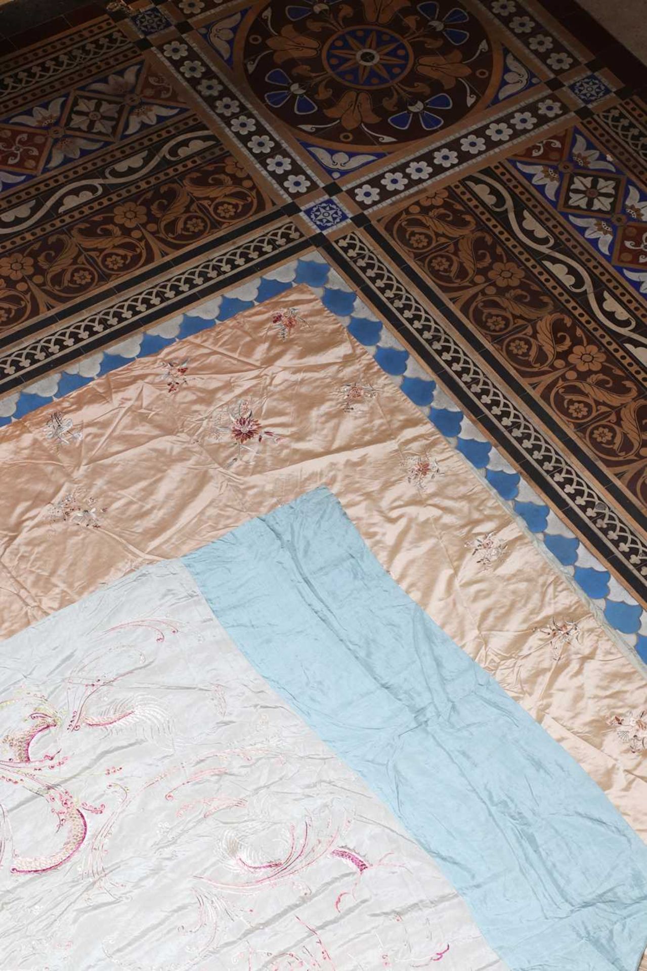 ☘ A large silk embroidered panel, - Bild 4 aus 5