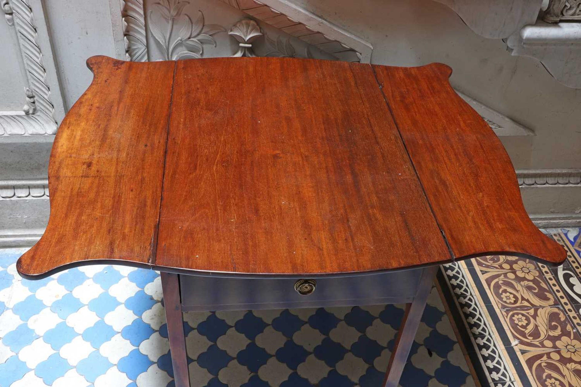 A George III mahogany Pembroke table, - Bild 6 aus 6