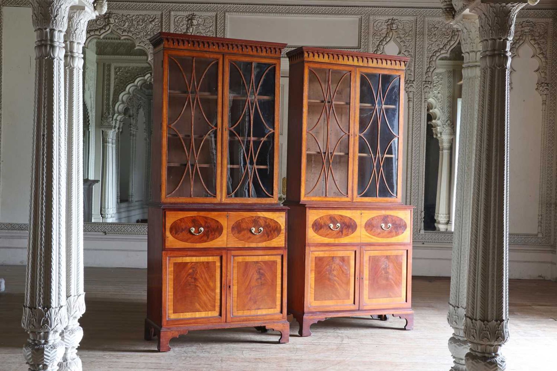 ☘ A pair of late George III satinwood secretaire cabinets, - Bild 10 aus 14