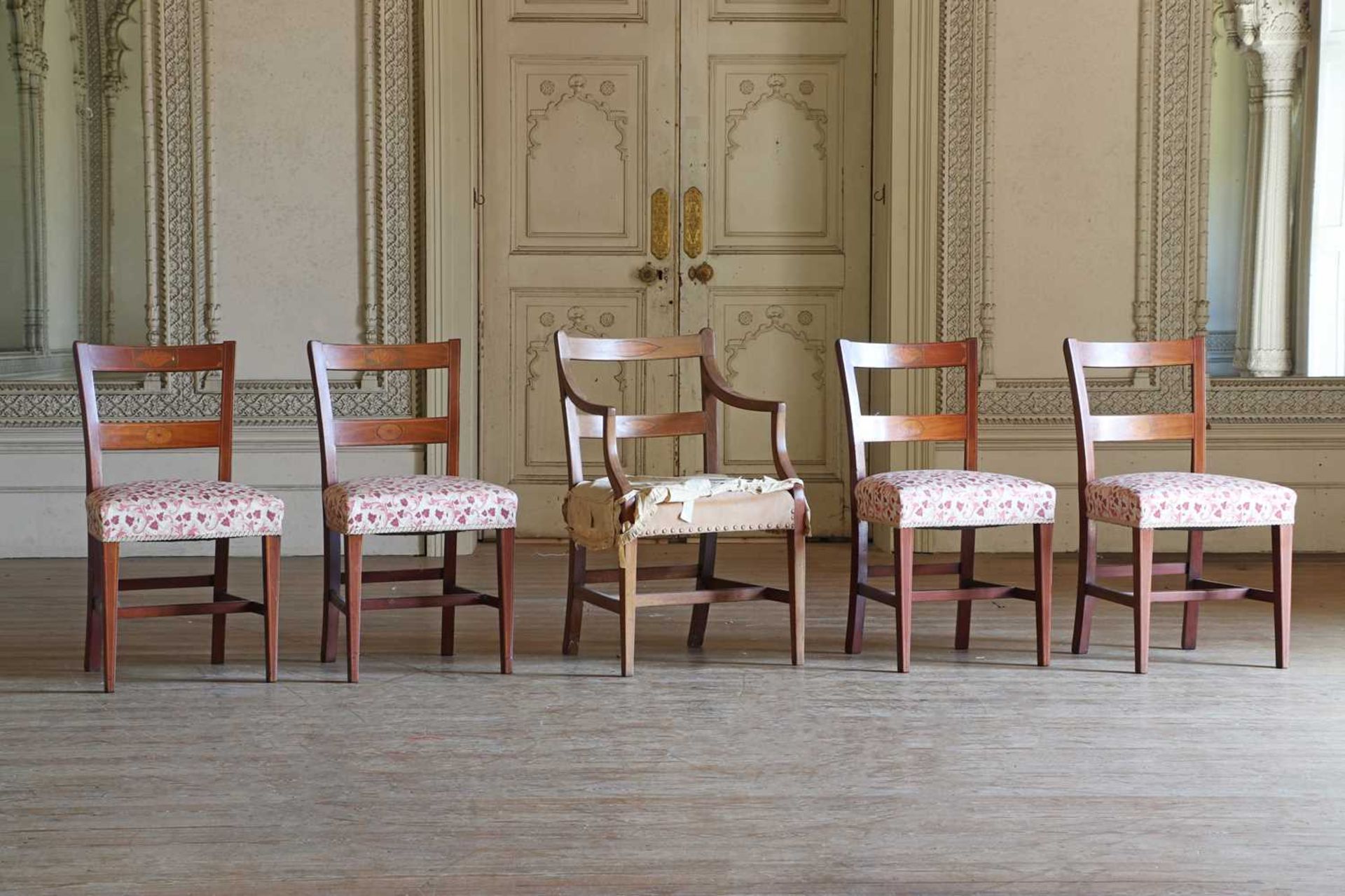 ☘ A set of four mahogany rail-back dining chairs, - Bild 2 aus 10
