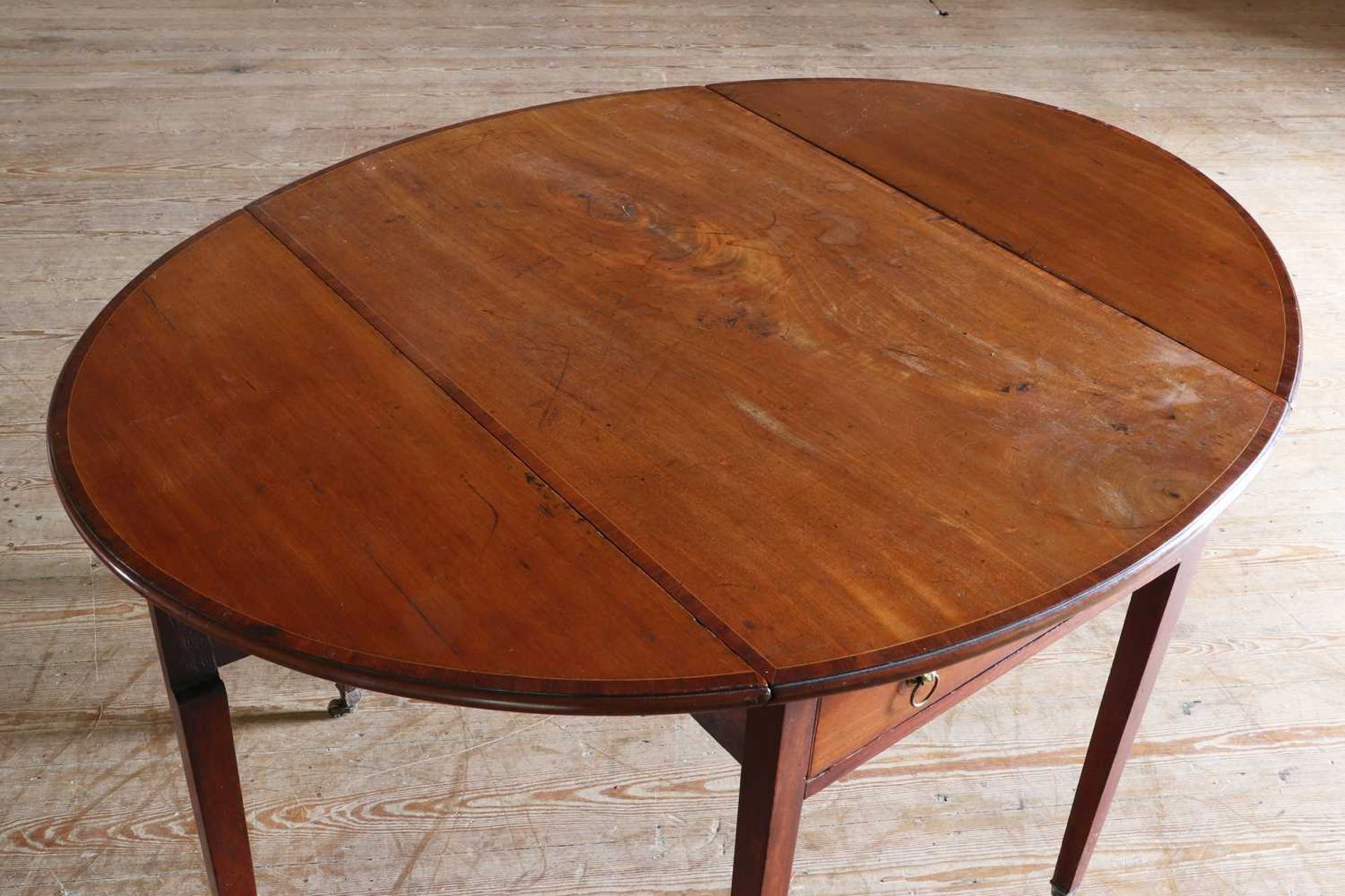☘ A George III mahogany Pembroke table, - Bild 4 aus 5