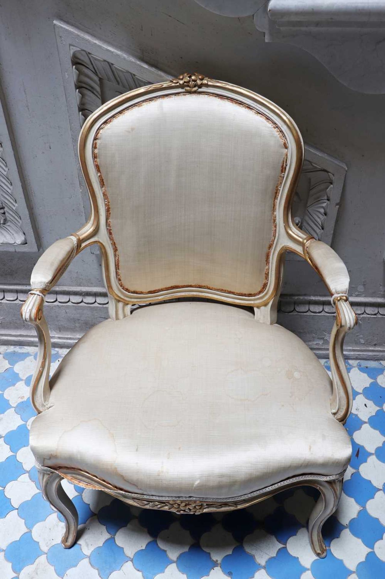 ☘ A Louis XV-style parcel-gilt salon chair, - Image 2 of 4