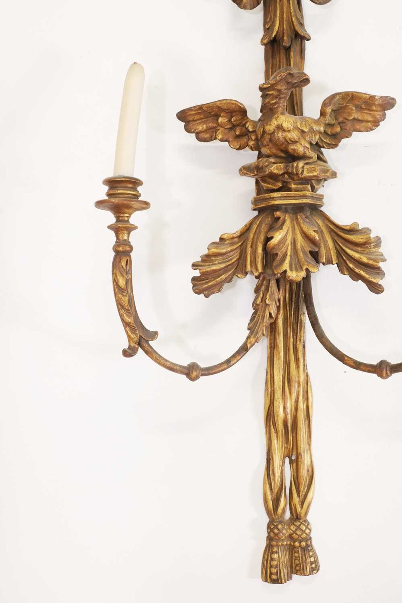 A pair of George III-style carved giltwood wall sconces, - Bild 3 aus 6