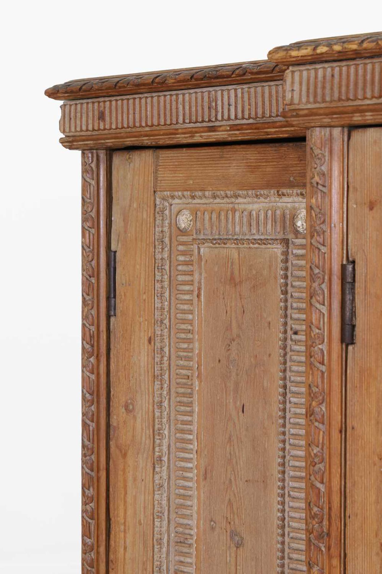 A George II-style carved pine breakfront side cabinet, - Bild 5 aus 30