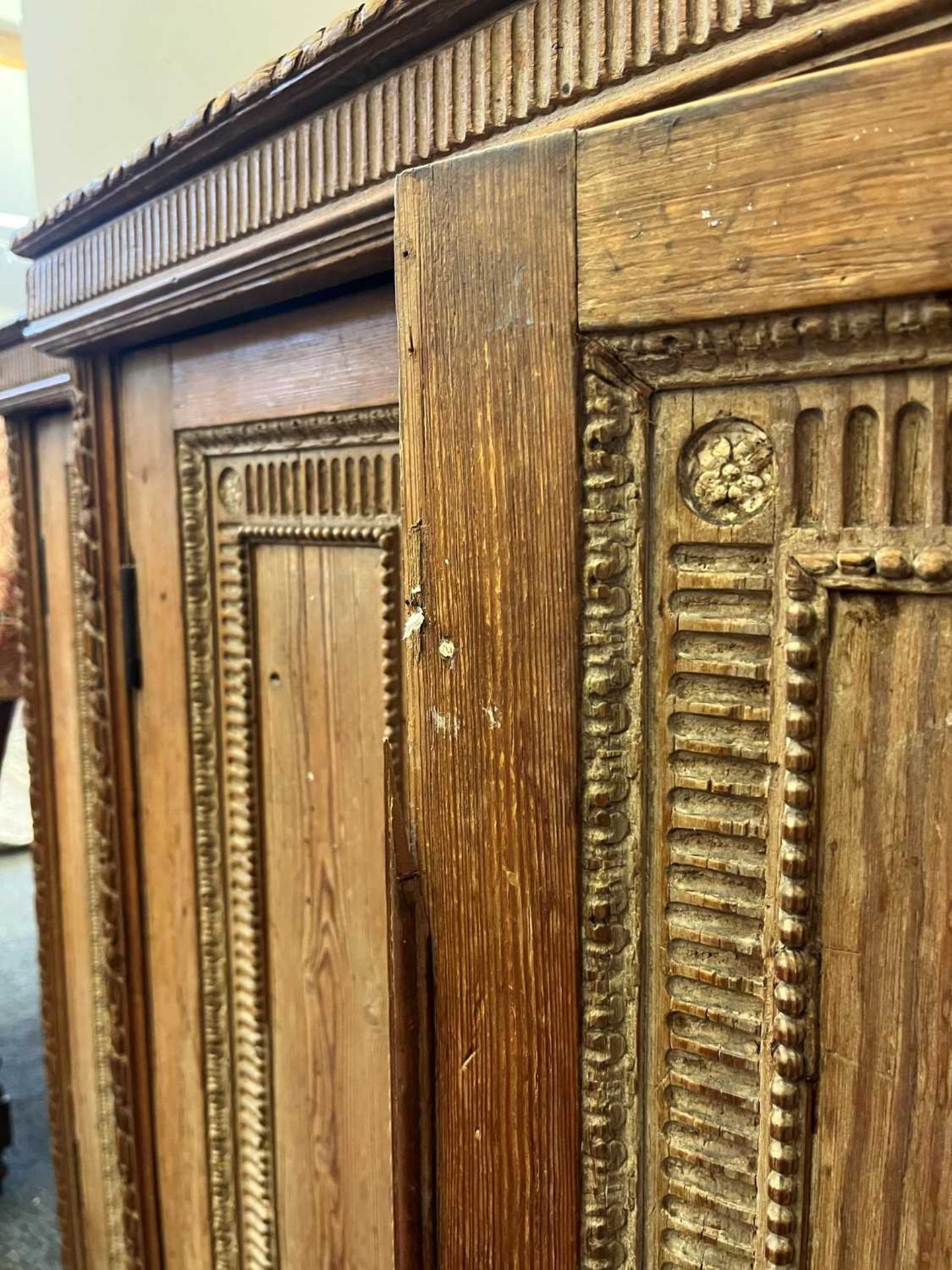 A George II-style carved pine breakfront side cabinet, - Bild 23 aus 30