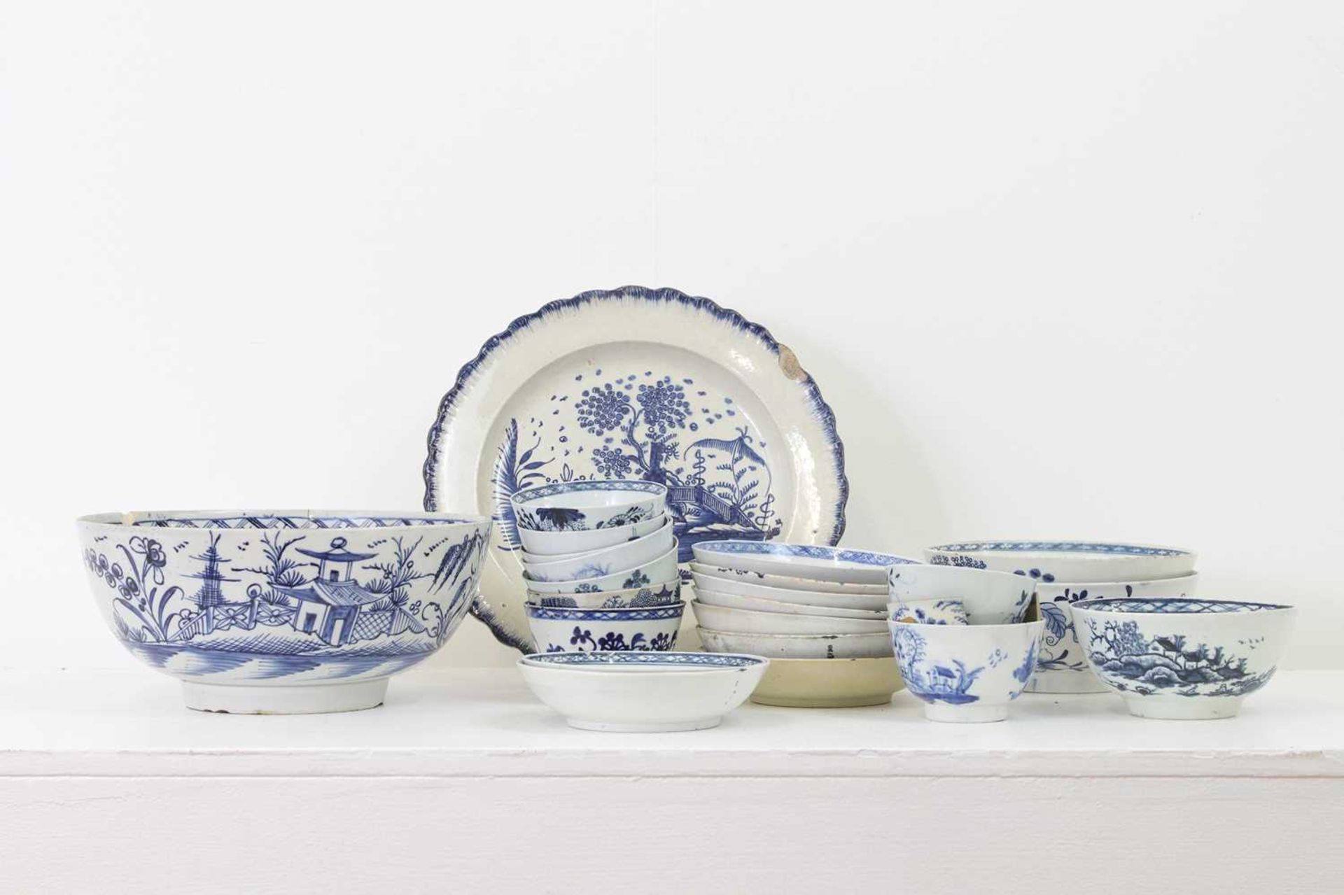 A collection of blue and white glazed pottery and porcelain, - Bild 3 aus 11