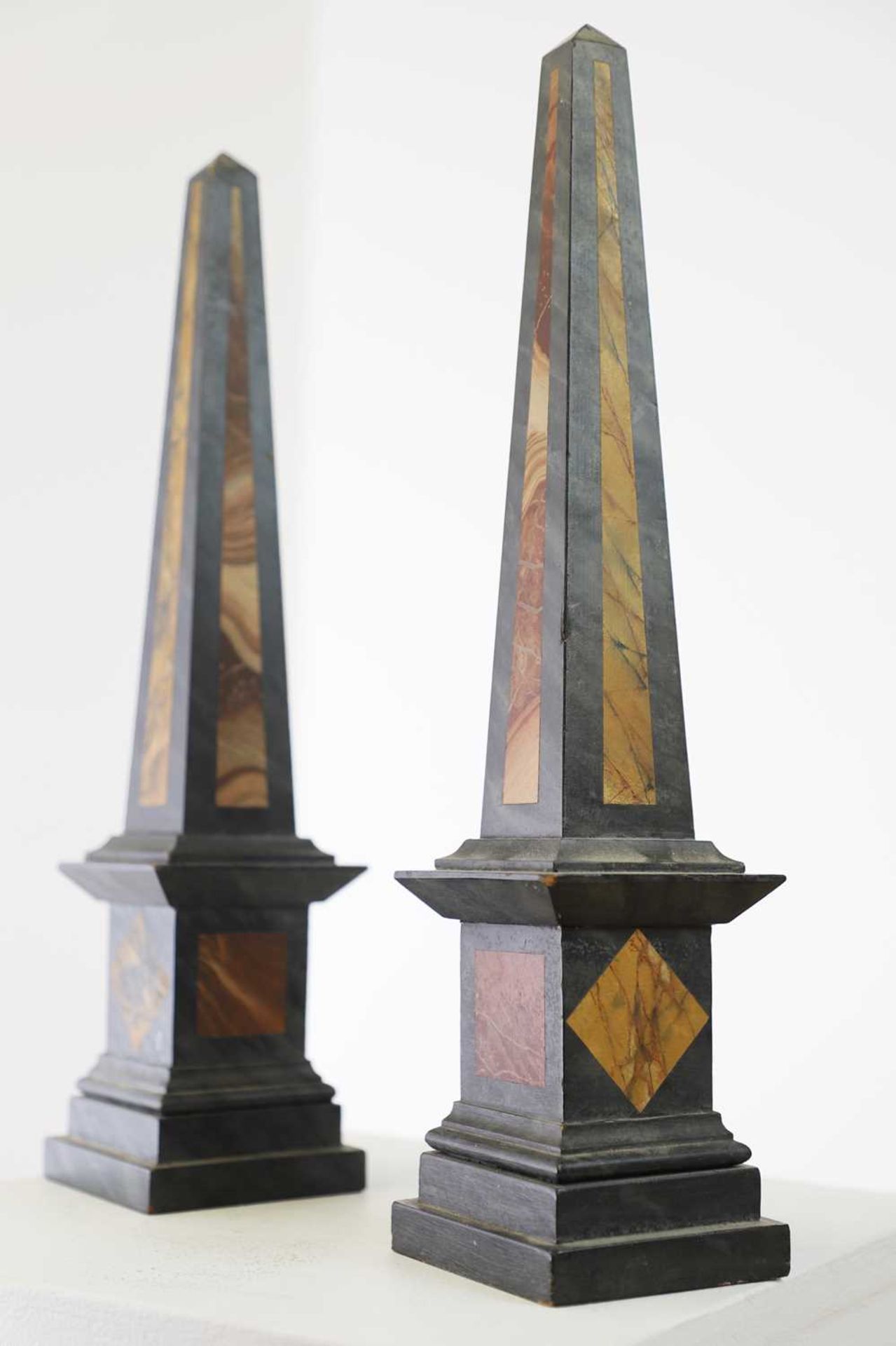 A pair of simulated pietra dura obelisks, - Bild 2 aus 19