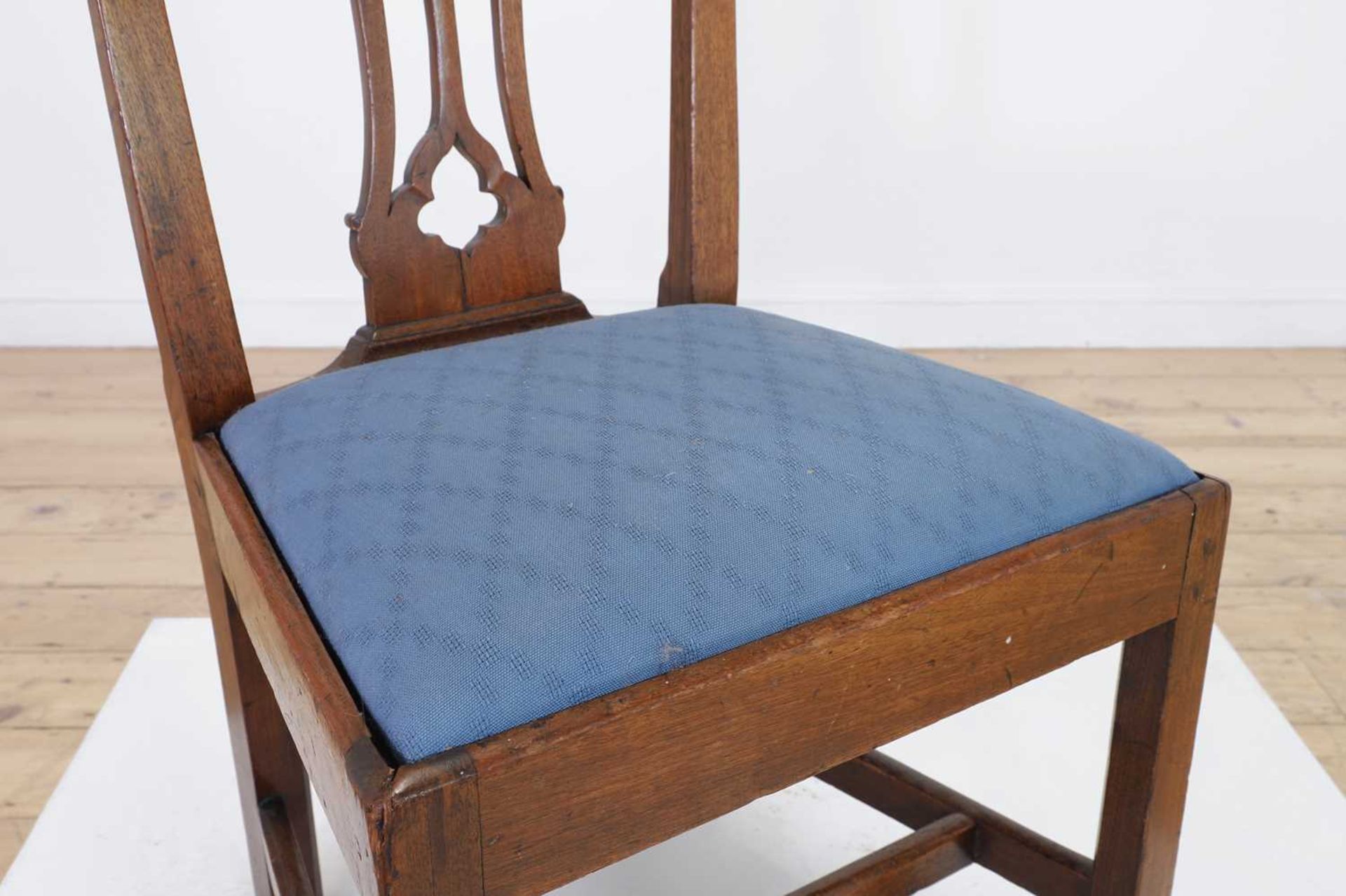 A pair of George III mahogany side chairs, - Bild 3 aus 24