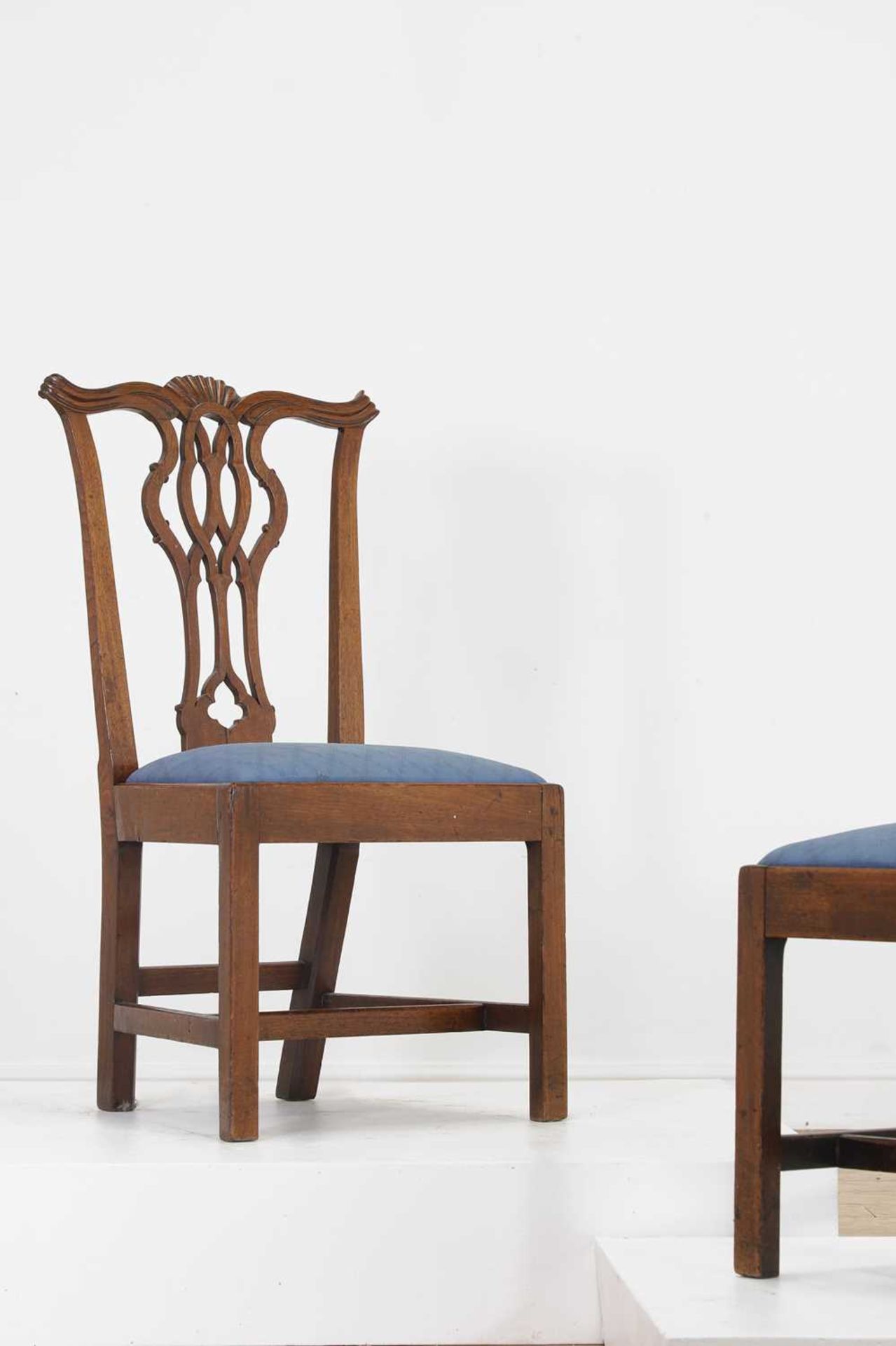 A pair of George III mahogany side chairs, - Bild 2 aus 24