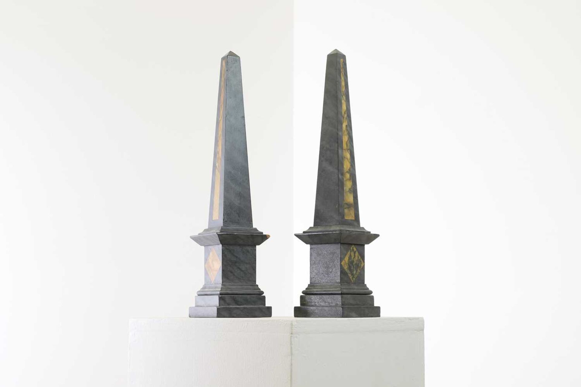 A pair of simulated pietra dura obelisks, - Bild 5 aus 19