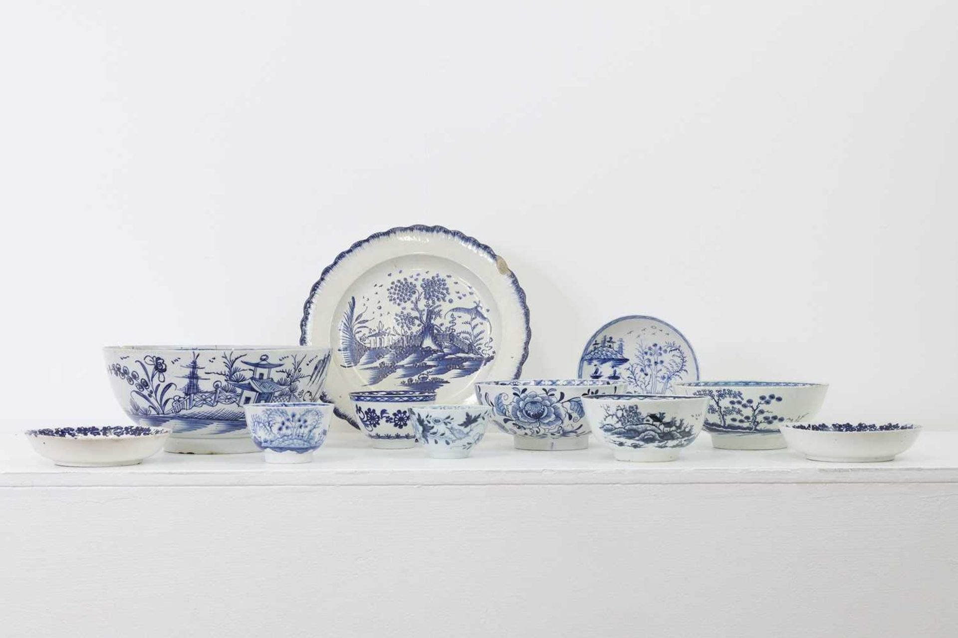 A collection of blue and white glazed pottery and porcelain, - Bild 11 aus 11