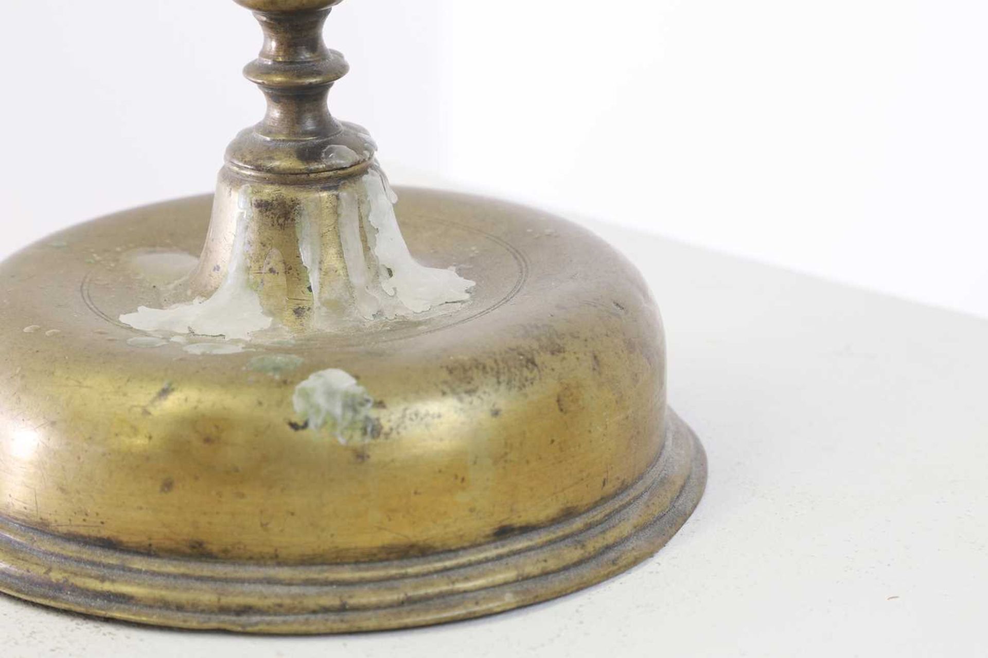A brass candlestick, - Bild 6 aus 6