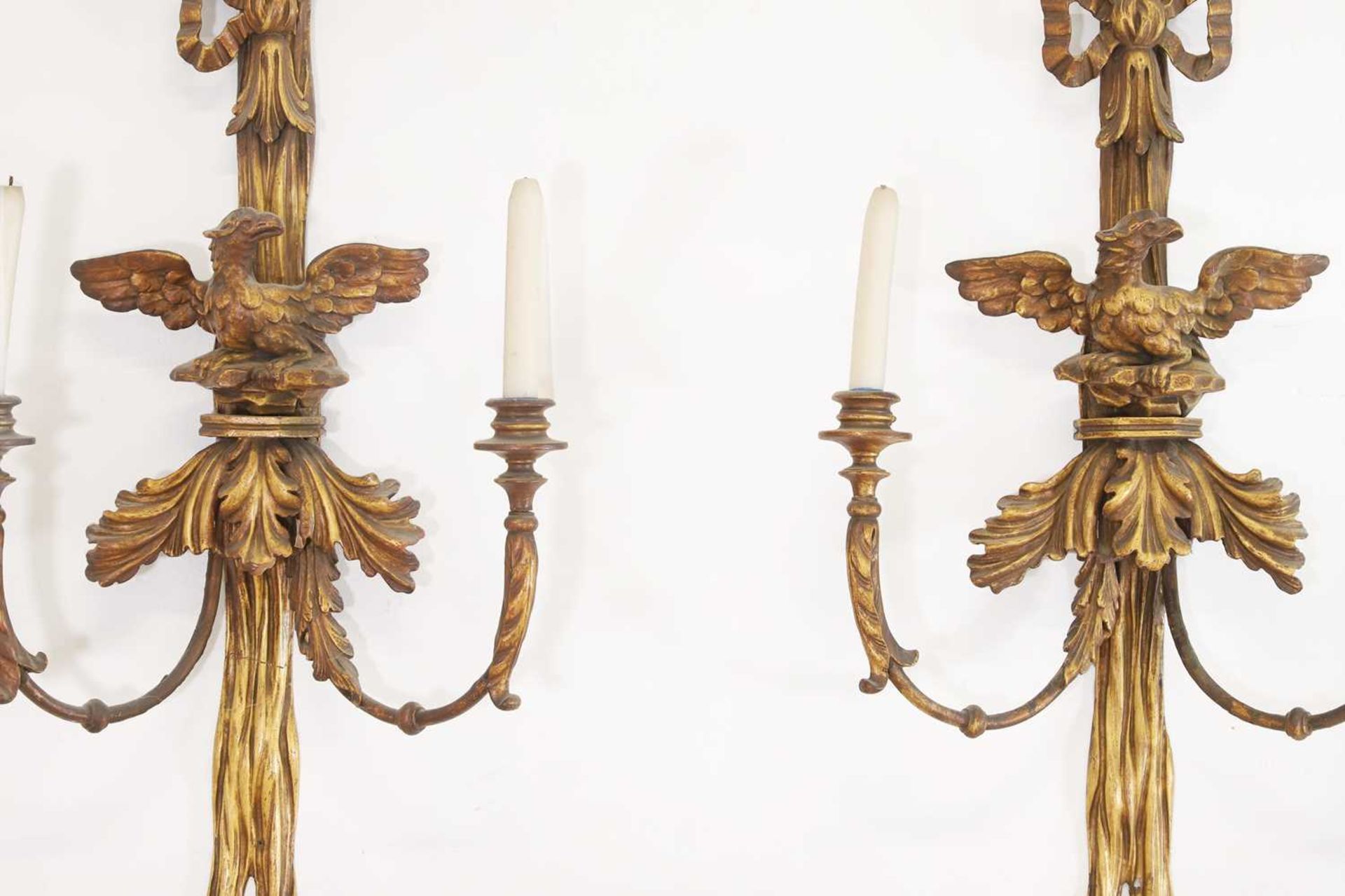 A pair of George III-style carved giltwood wall sconces, - Bild 2 aus 6
