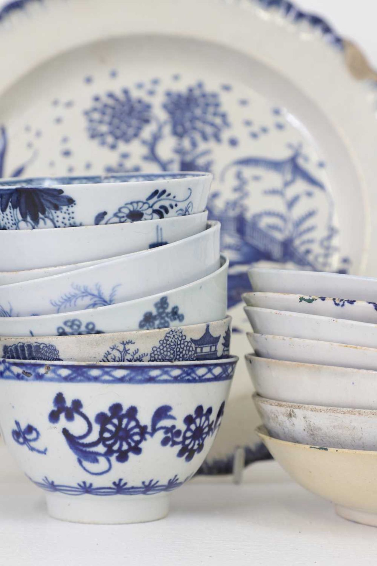 A collection of blue and white glazed pottery and porcelain, - Bild 5 aus 11