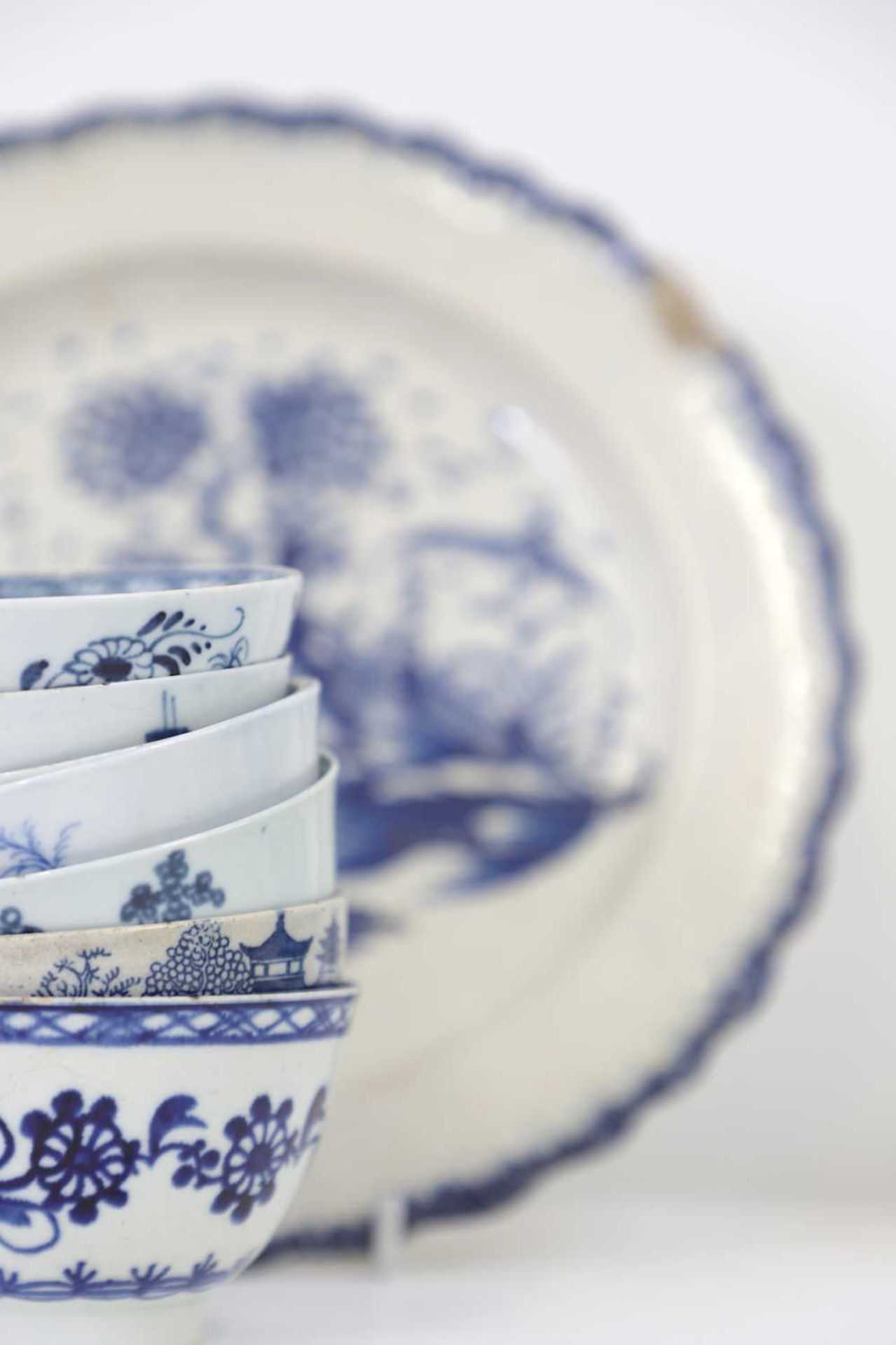 A collection of blue and white glazed pottery and porcelain, - Bild 9 aus 11