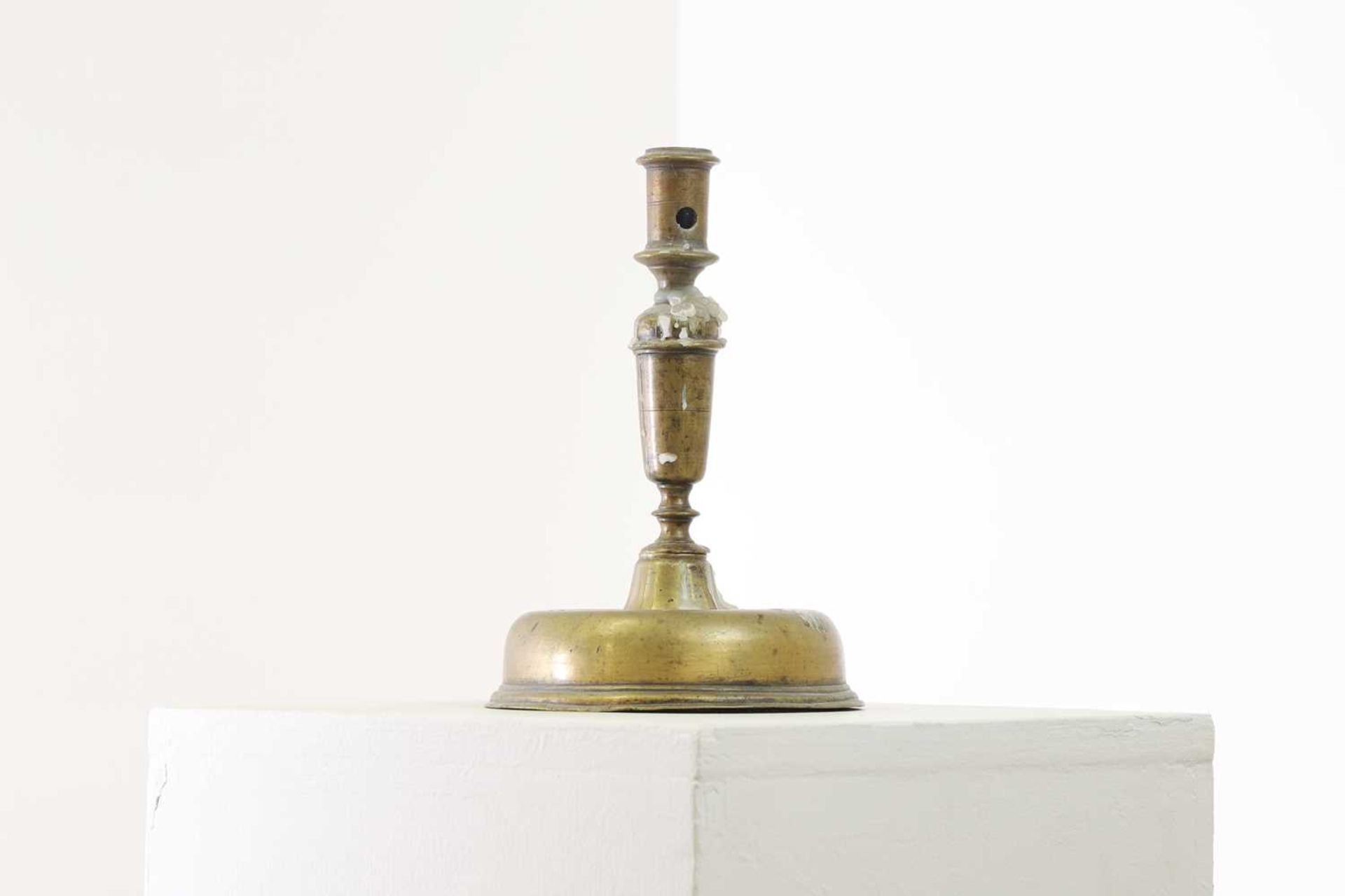 A brass candlestick, - Bild 3 aus 6