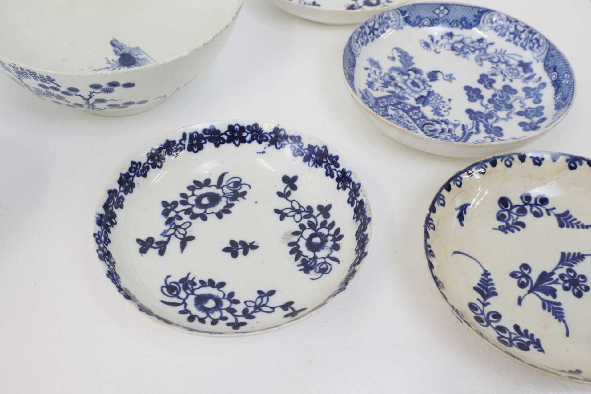 A collection of blue and white glazed pottery and porcelain, - Bild 8 aus 11