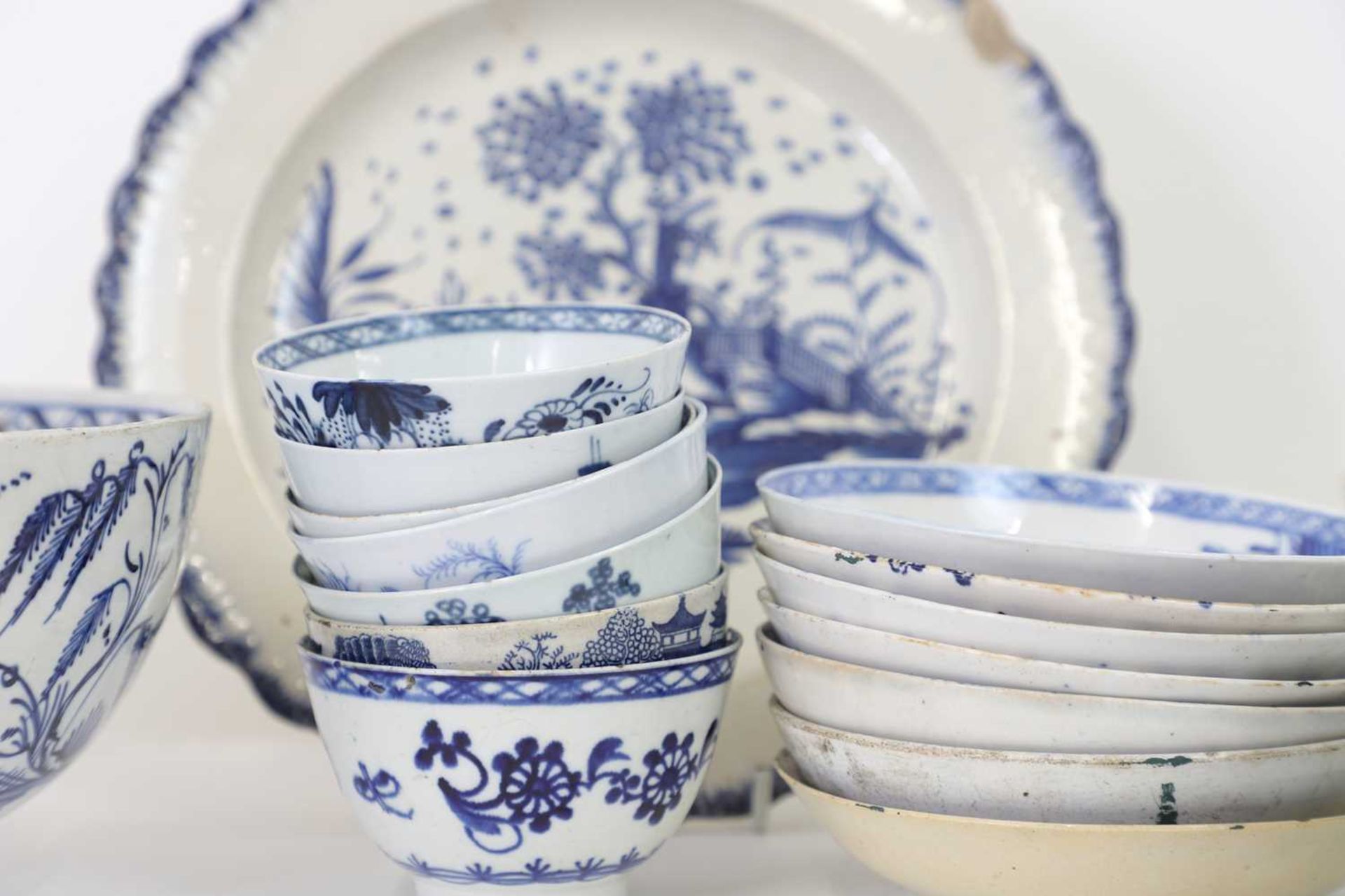 A collection of blue and white glazed pottery and porcelain, - Bild 2 aus 11