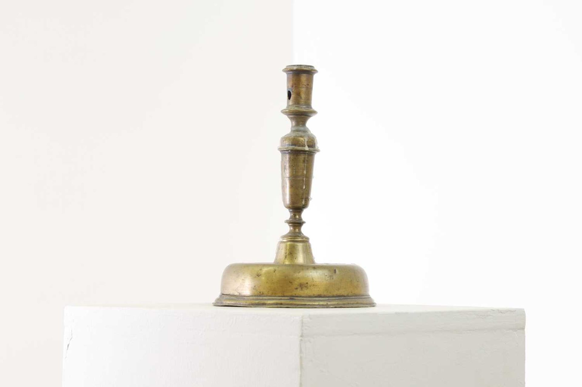 A brass candlestick, - Bild 2 aus 6