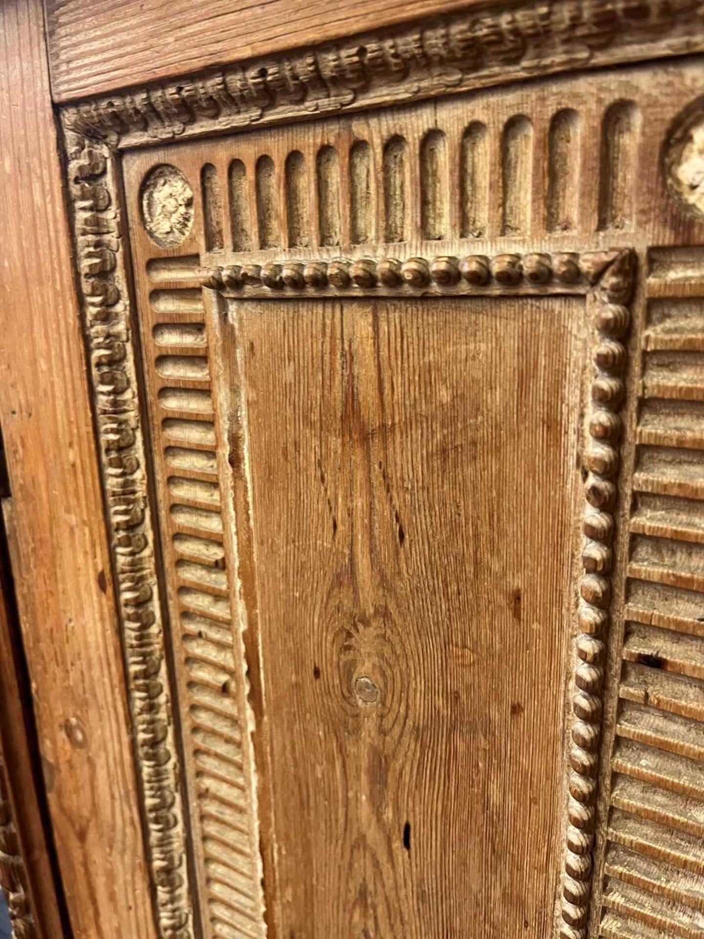 A George II-style carved pine breakfront side cabinet, - Bild 25 aus 30