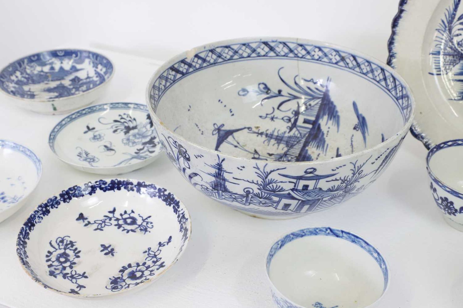 A collection of blue and white glazed pottery and porcelain, - Bild 7 aus 11