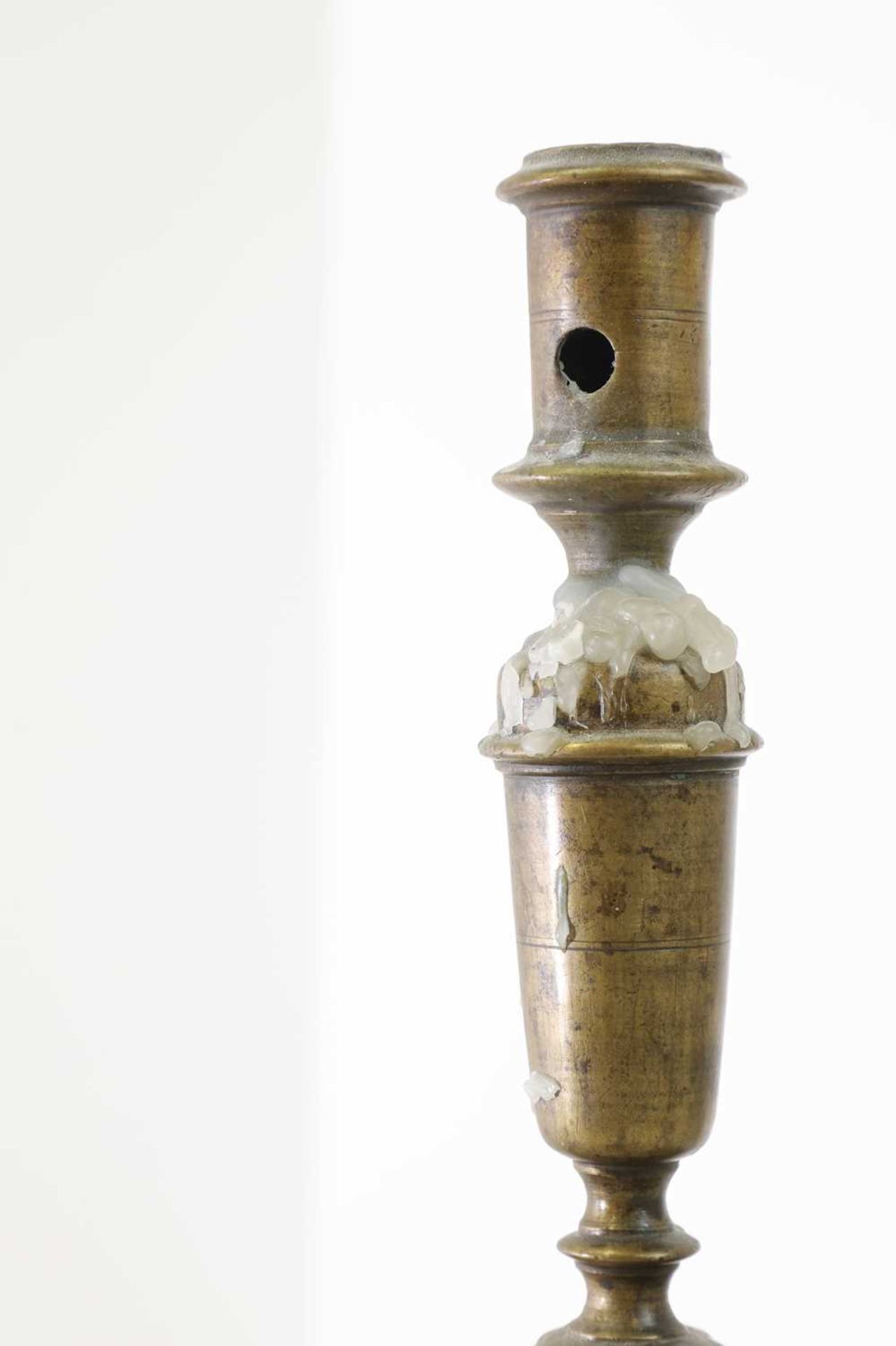 A brass candlestick, - Bild 4 aus 6