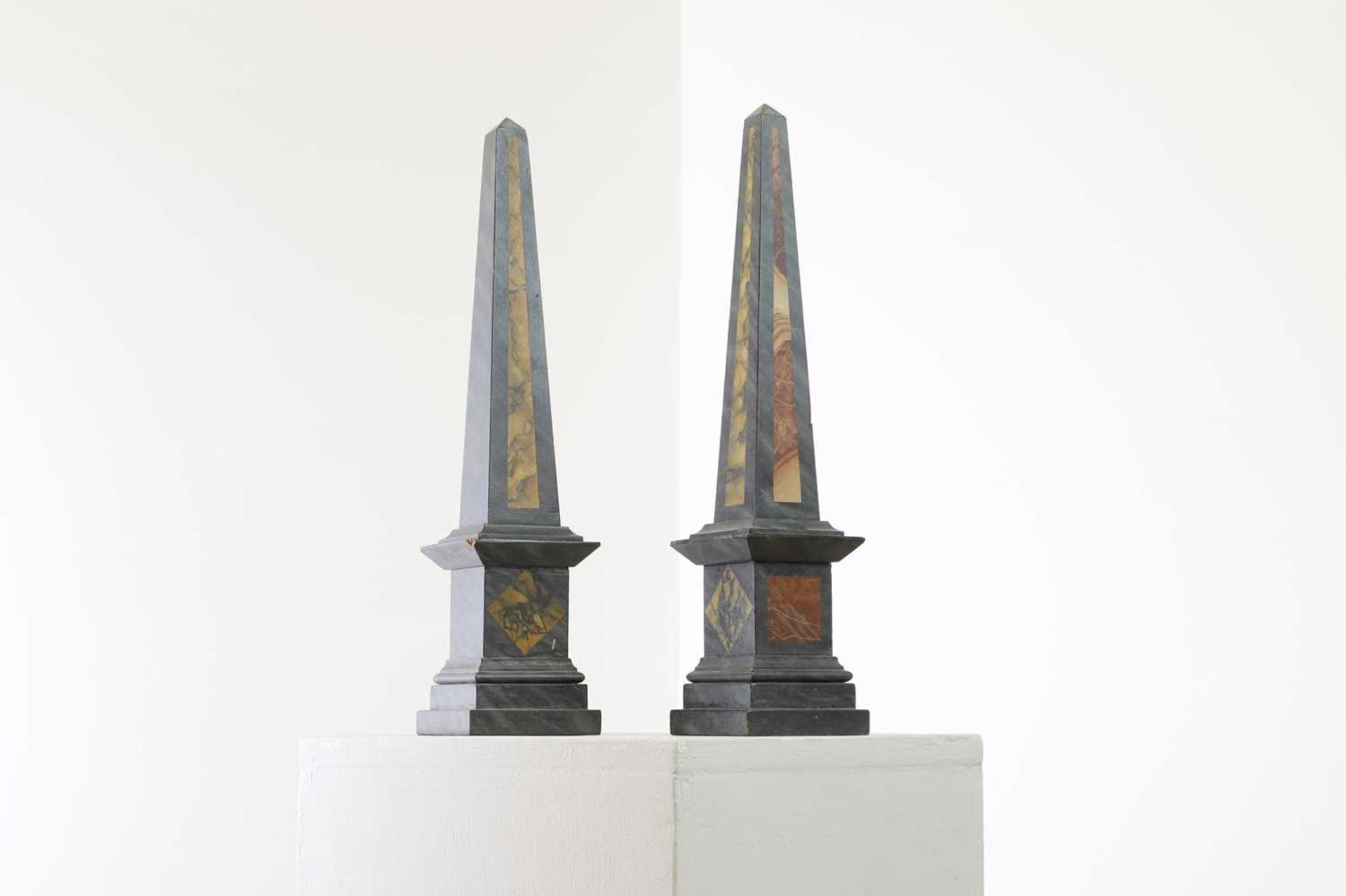A pair of simulated pietra dura obelisks, - Bild 4 aus 19