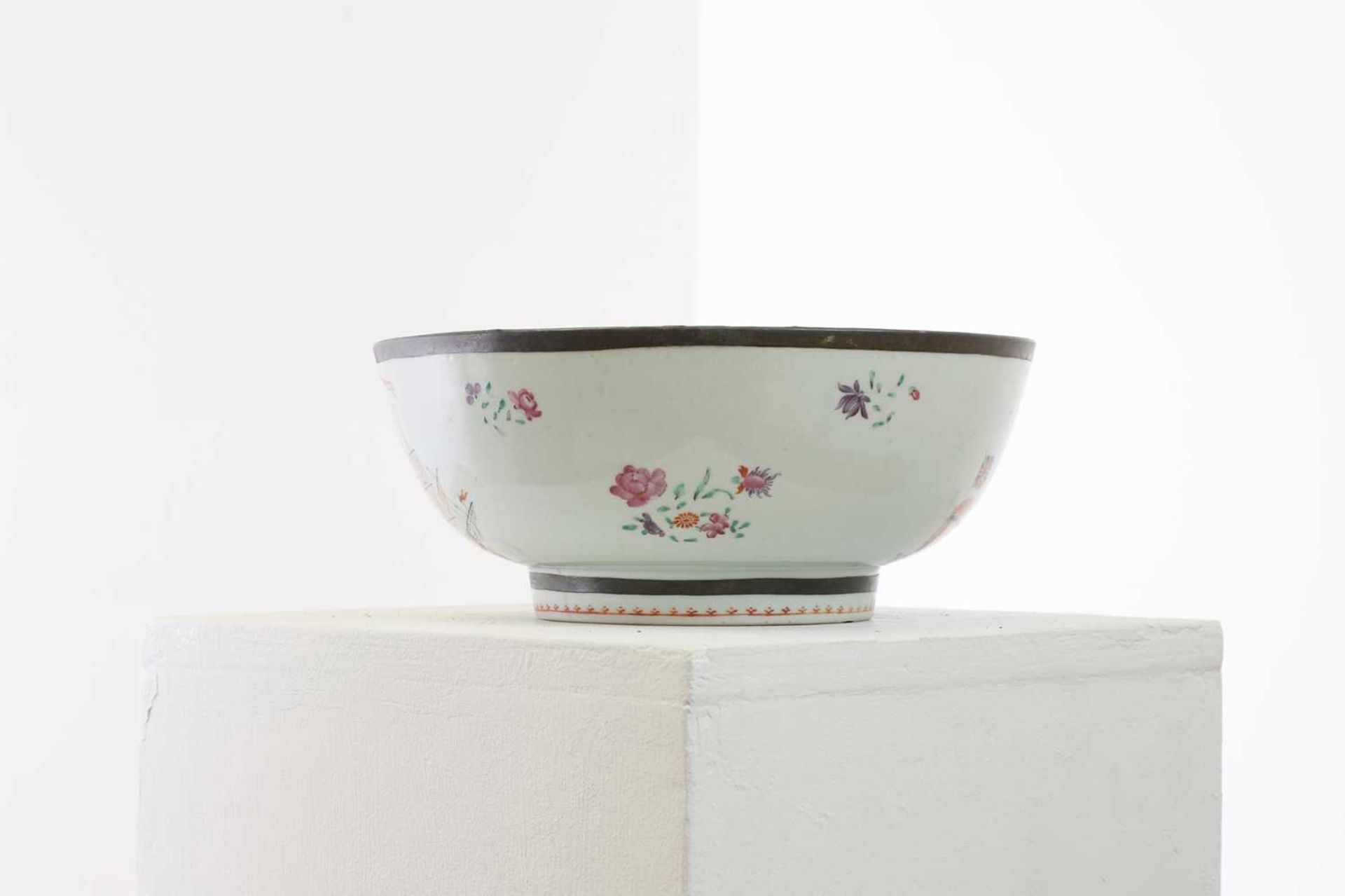 An export porcelain punchbowl - Image 2 of 6