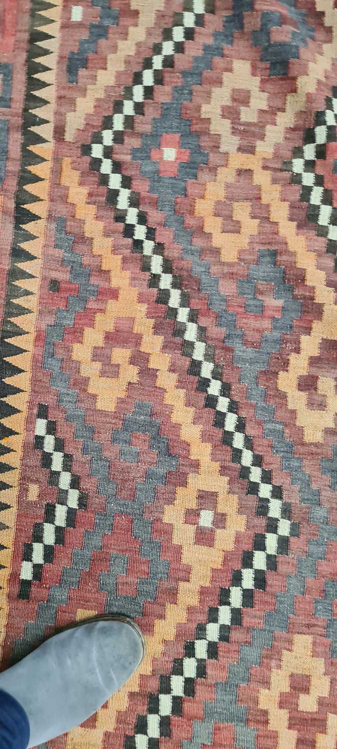 A kilim rug - Image 11 of 30