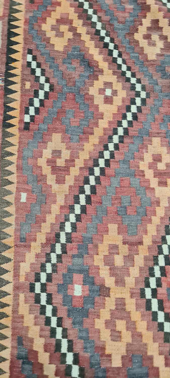 A kilim rug - Image 14 of 30