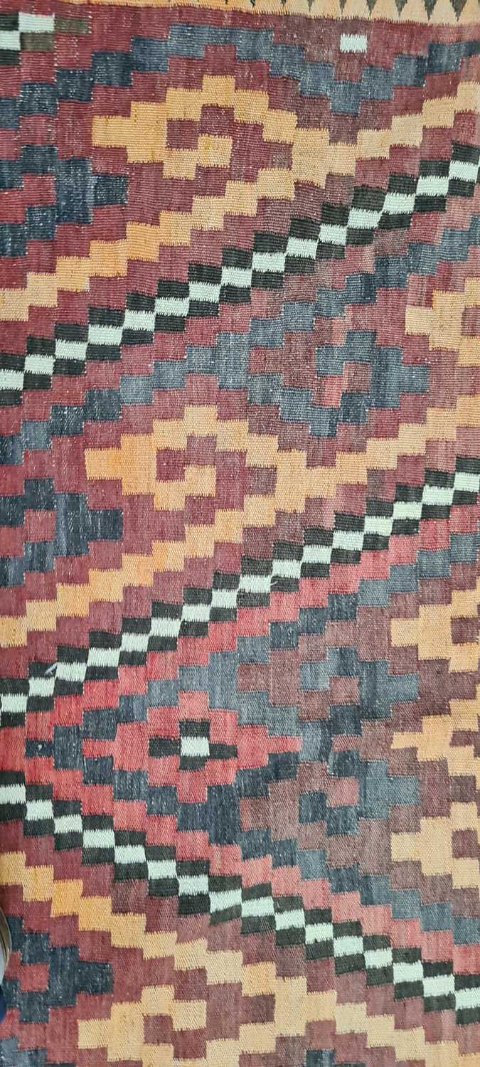 A kilim rug - Image 24 of 30